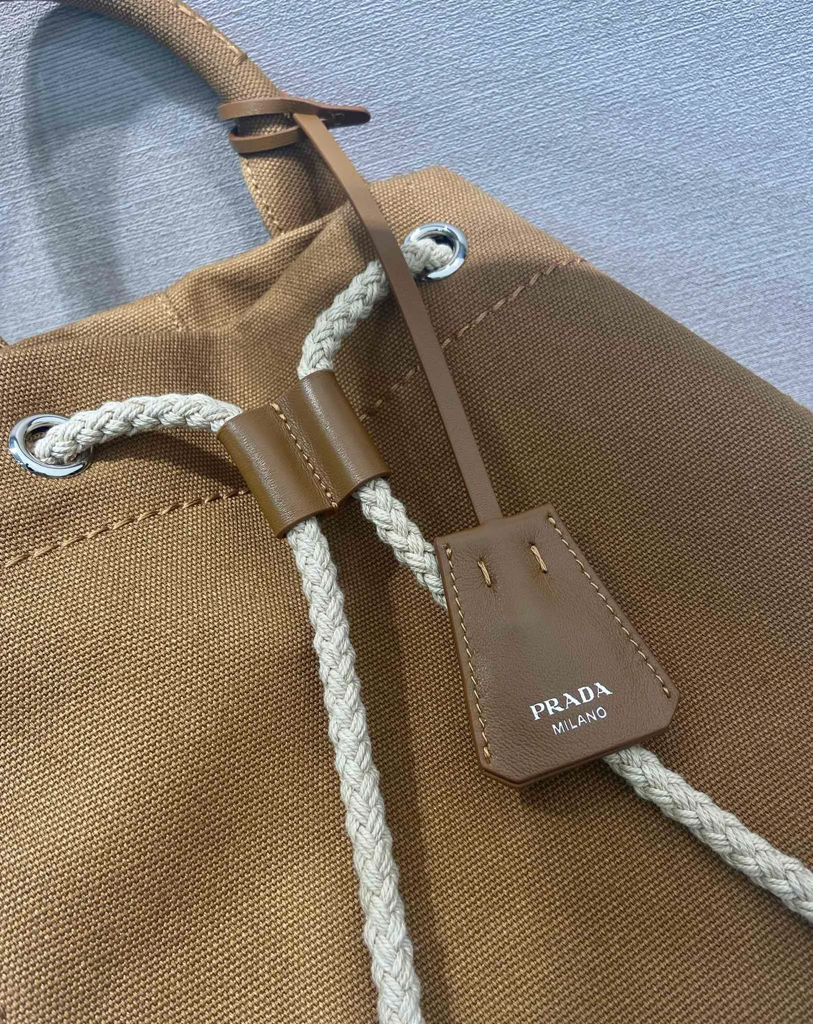 💰1360🎉New travel bag🎉2VY011🎉🎉 This linen blend drawstring travel bag interprets a light and sporty style, with adjustable and removable shoulder straps and leather trim. Tonal letter logo embroidery adds a unique, classic touch. The drawstring bag design makes the upper body very fashionable. This is the latest and most fashionable travel bag since ancient times. It has a lot of space. Get it now🎉🎉Length 34xH 55x㡳34cm🎉🎉🎉💰💰💰
