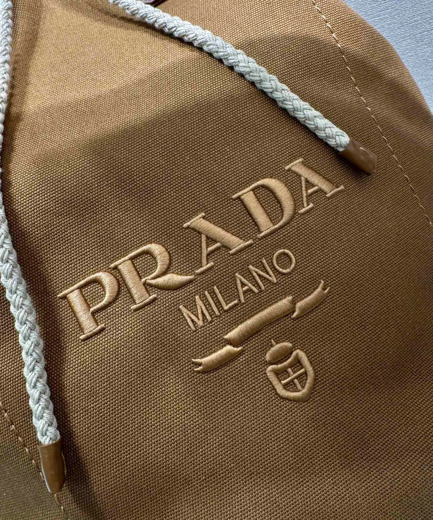 💰1360🎉New travel bag🎉2VY011🎉🎉 This linen blend drawstring travel bag interprets a light and sporty style, with adjustable and removable shoulder straps and leather trim. Tonal letter logo embroidery adds a unique, classic touch. The drawstring bag design makes the upper body very fashionable. This is the latest and most fashionable travel bag since ancient times. It has a lot of space. Get it now🎉🎉Length 34xH 55x㡳34cm🎉🎉🎉💰💰💰