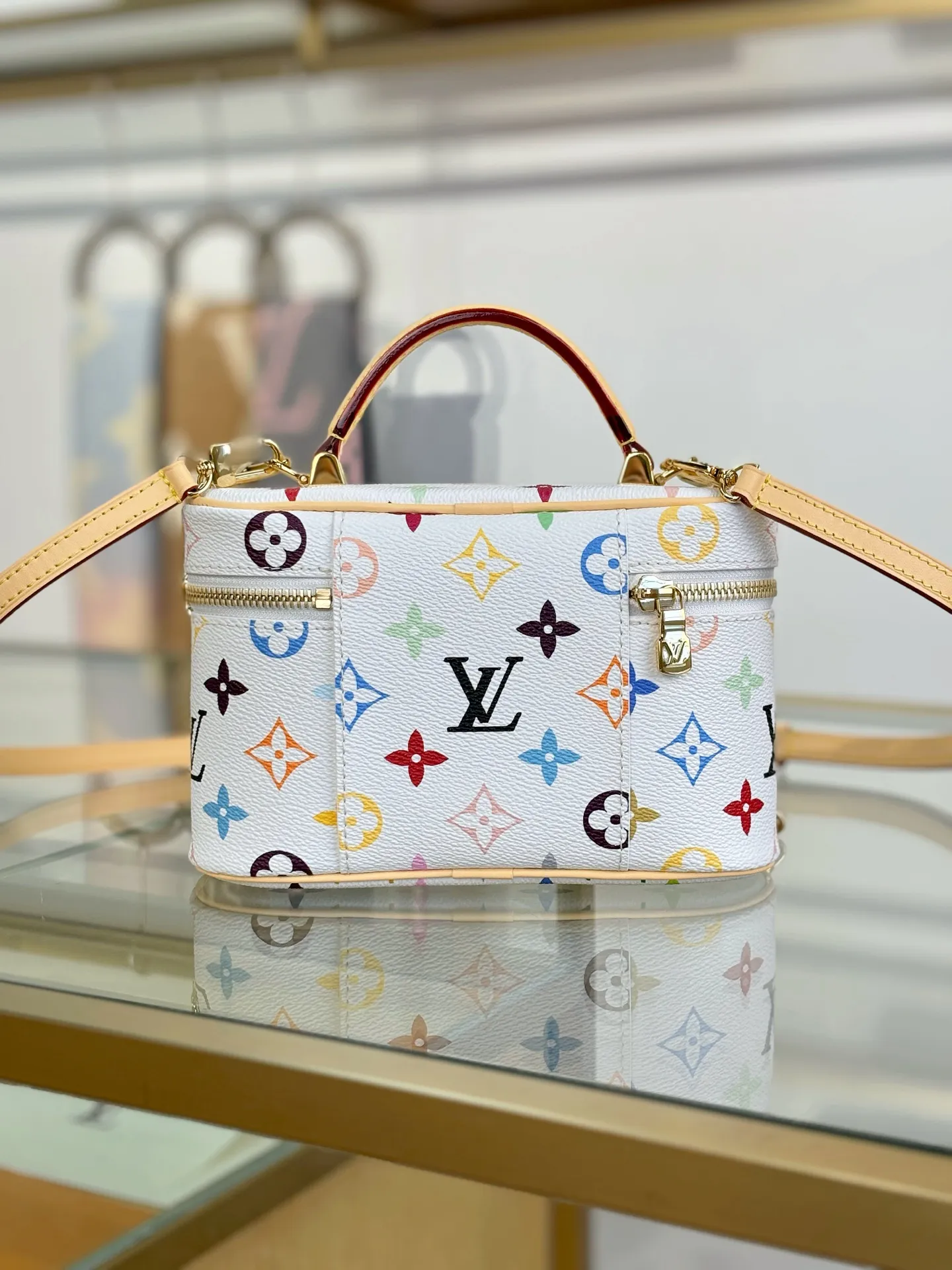 P¥1400👉nfc163C01 dynamic chip👈 [100% MB special grade, all-steel hardware, imported fabrics] This Vanity Pouch handbag is from the Louis Vuitton Coated canvas is trimmed with calfskin, while a zipper closure, detachable chain and LV-engraved padlock add a metallic sheen. Monogram coated canvas - Calf leather trim - Textile lining - Metal hardware - Zip closure - Padlock - Holds a smartphone, keys, headphones and short wallet - Shoulder strap: removable and adjustable! ! Model: M13662; Size: 19x11.5x6.5CM