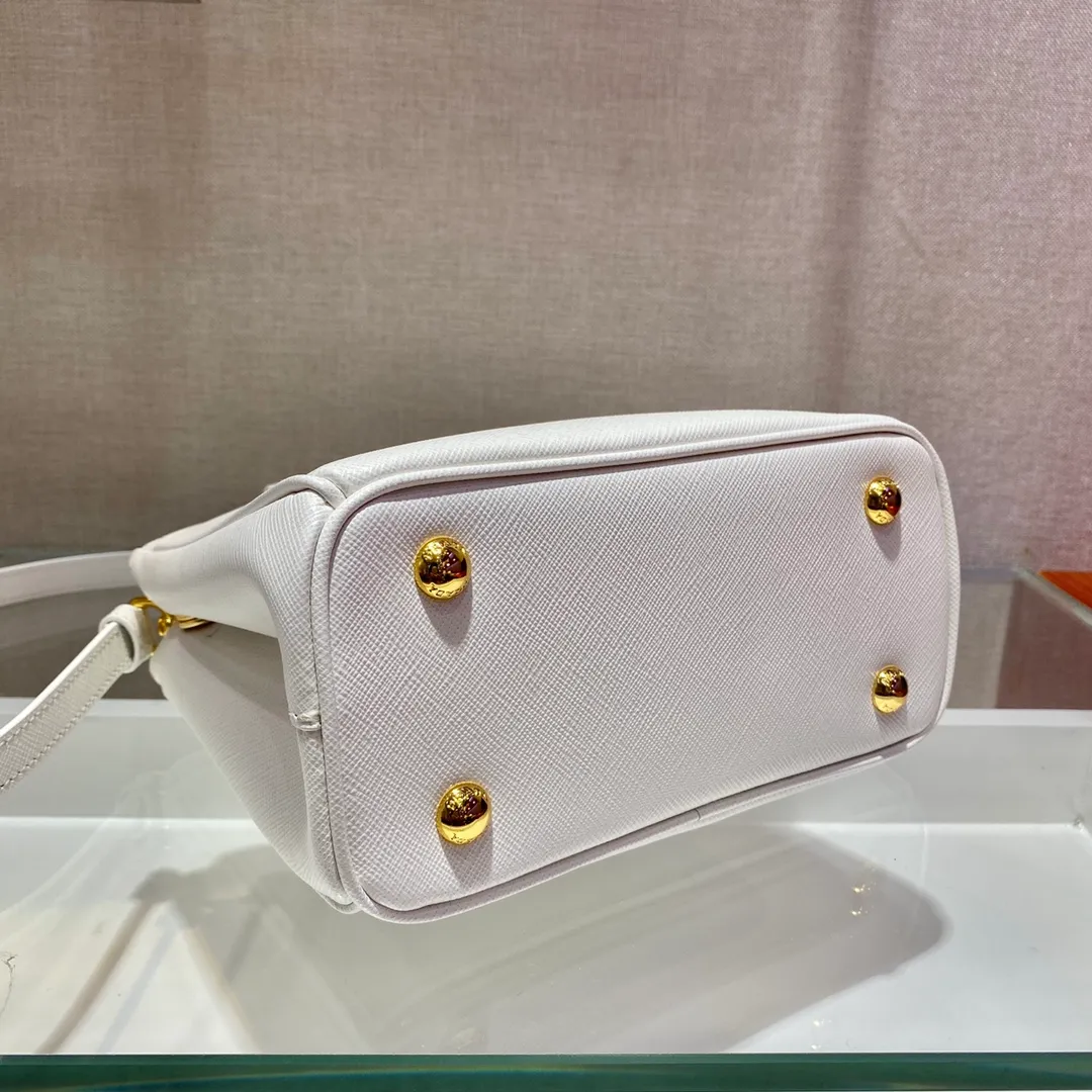 💰1700🎉Mini killer🎉1BA906, this Galleria handbag is made of iconic Saffiano leather, equipped with a detachable shoulder strap, top brushed hardware👍👍 It is a chic interpretation of classic and timeless elegance. For beauties in the current era of fashionable small bags. It’s worth owning, it can be used easily for girls’ daily travel📱💄🚗🔑, it has a large capacity, is beautiful and practical🙊🙊It is a bag that will never go out of style anytime you use it😘😘Hurry up and get it👏👏 Length 20x Height 15x Bottom 9.5cm