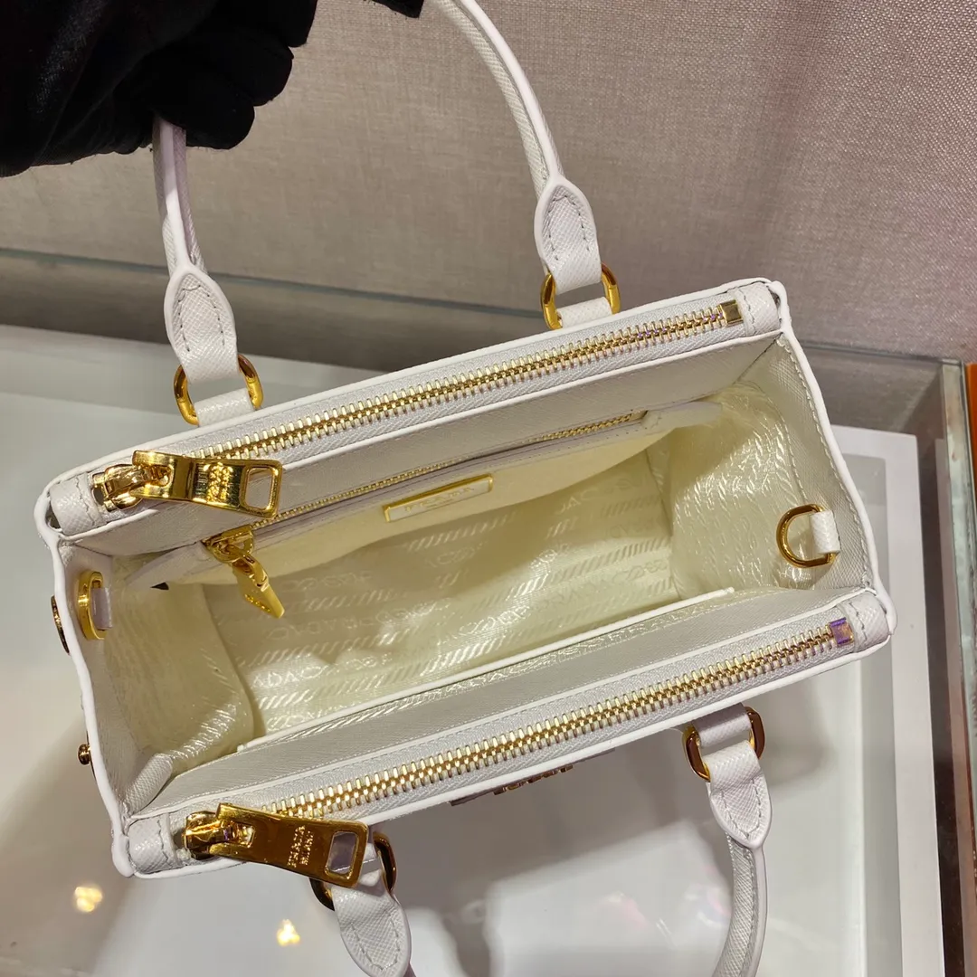💰1700🎉Mini killer🎉1BA906, this Galleria handbag is made of iconic Saffiano leather, equipped with a detachable shoulder strap, top brushed hardware👍👍 It is a chic interpretation of classic and timeless elegance. For beauties in the current era of fashionable small bags. It’s worth owning, it can be used easily for girls’ daily travel📱💄🚗🔑, it has a large capacity, is beautiful and practical🙊🙊It is a bag that will never go out of style anytime you use it😘😘Hurry up and get it👏👏 Length 20x Height 15x Bottom 9.5cm