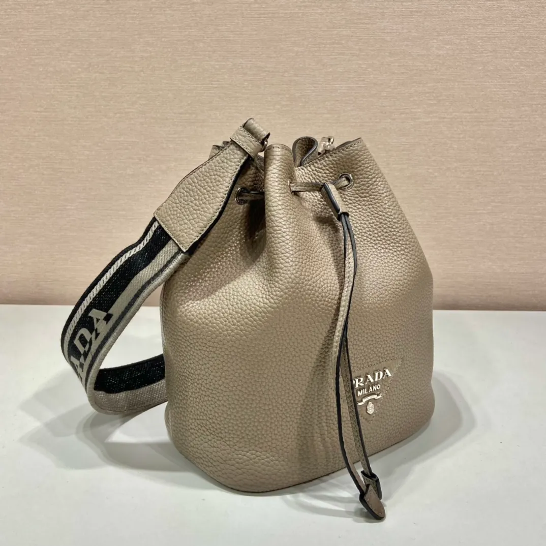 💰1700🎉New double shoulder straps🎉1BE060 double shoulder straps🎉 This bucket double shoulder strap is made of imported deerskin grain cowhide and equipped with two interchangeable and adjustable long shoulder straps. The combination of fabric webbing and cowhide is perfect😘, versatile for mixing and matching different clothes on different occasions😘, large capacity, many compartments, super soft feel🎉Hurry up and get it🎉 Length 20x Height 25 bottom 14cm🎉