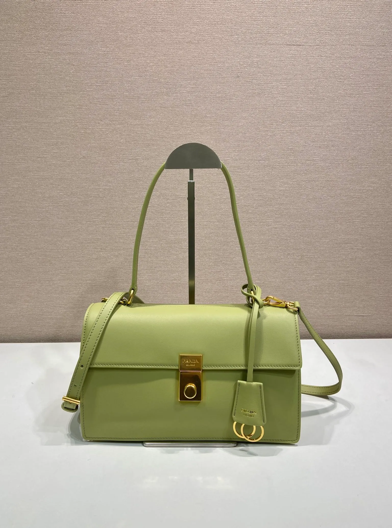 💰1560🎉New catwalk model🎉1BN023 calfskin🎉🎉 This new Soft Sound handbag is made of imported calfskin and soft sheepskin interior. It has ample space, is chic and versatile. Equipped with a detachable long shoulder strap and two compartments, it can be carried by hand or on the shoulder. 😘Shows diverse and fashionable styles. The upper body effect is so classy, ​​I love it😘, it’s another popular model for internet celebrities, babies, hurry up and get it🎉🎉 Length 28x Height 16x Bottom 10cm🎉🎉🎉👏👏👏