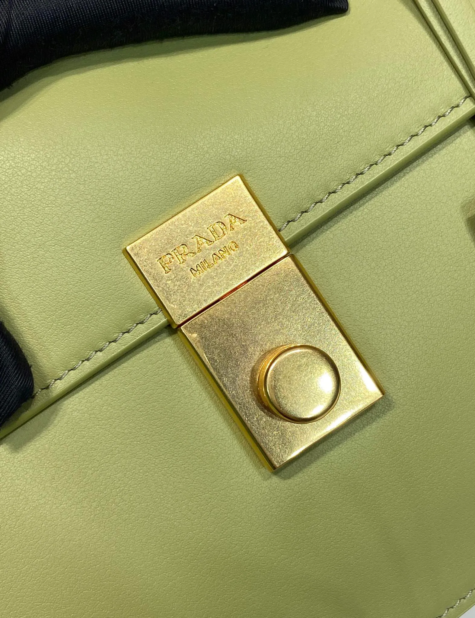 💰1560🎉New catwalk model🎉1BN023 calfskin🎉🎉 This new Soft Sound handbag is made of imported calfskin and soft sheepskin interior. It has ample space, is chic and versatile. Equipped with a detachable long shoulder strap and two compartments, it can be carried by hand or on the shoulder. 😘Shows diverse and fashionable styles. The upper body effect is so classy, ​​I love it😘, it’s another popular model for internet celebrities, babies, hurry up and get it🎉🎉 Length 28x Height 16x Bottom 10cm🎉🎉🎉👏👏👏