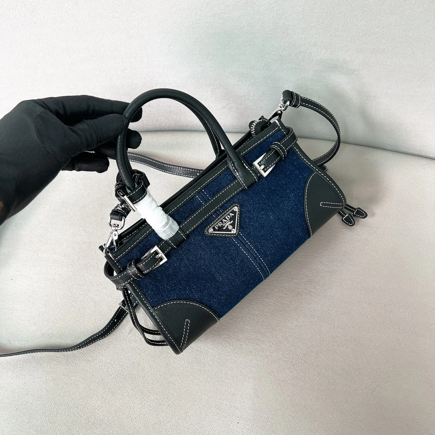 💰1400✨New model debut✨2025 new denim Baby Bonnie handbag 1BA486 hot style LuxSoft-Bonnie handbag denim fabric with retro waxed leather and gold hardware iconic triangle logo equipped with long shoulder strap can be carried on one shoulder or crossbody, fashionable and full of design, casual and simple, exquisite and practical, a retro style bag suitable for daily travel The upper body is really cool and sassy, retro➕fashionable and instant. Size 23.5*12*9