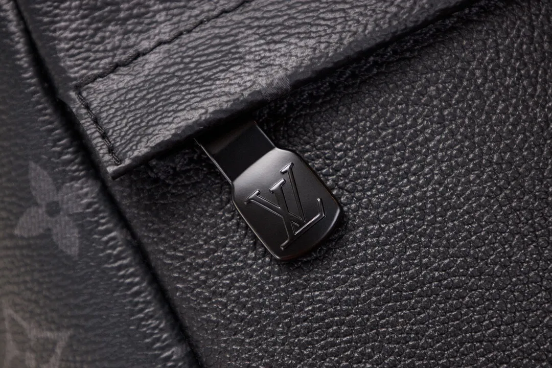 P¥1000👉nfc dynamic chip version👈【Top original pure steel hardware】m45913 The new saumur backpack is a classic item - the equestrian style saumur handbag born in 1986, giving it a modern temperament. Understated monogram eclipse canvas is paired with leather details inspired by the brand's heritage, including buckled shoulder straps with hidden magnetic closures. Equipped with a spacious main compartment and a unique notebook pocket, it is versatile and a perfect companion for daily travel. Dimensions: 27.0 x 42.0 x 13.0 cm (length x height x width)