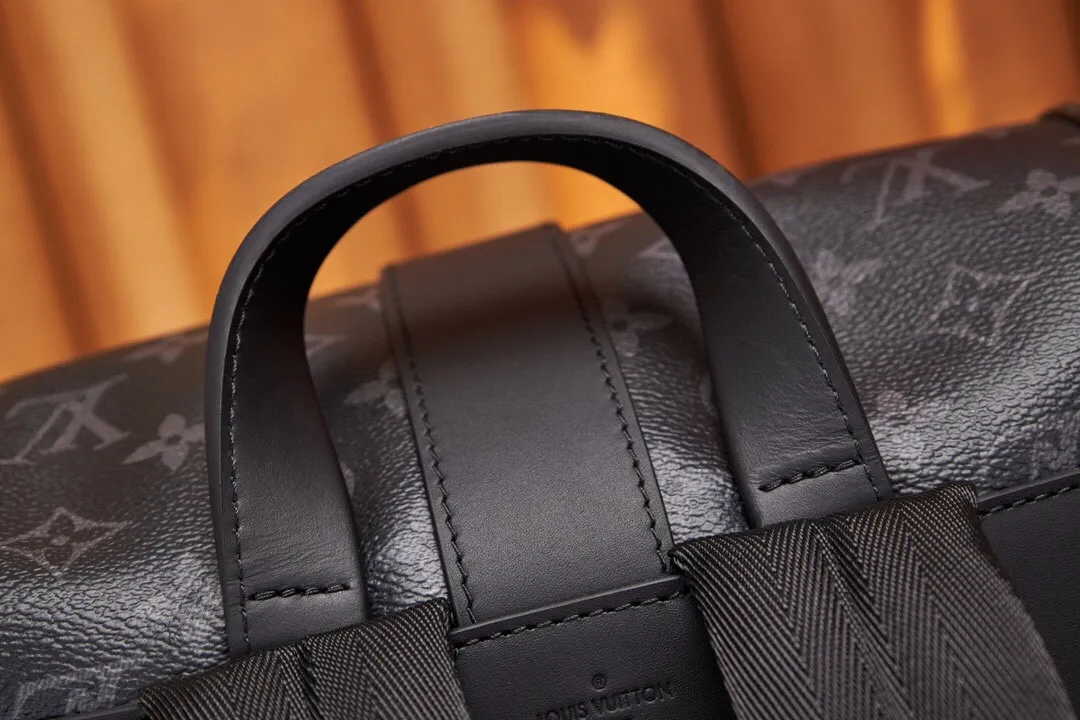 P¥1000👉nfc dynamic chip version👈【Top original pure steel hardware】m45913 The new saumur backpack is a classic item - the equestrian style saumur handbag born in 1986, giving it a modern temperament. Understated monogram eclipse canvas is paired with leather details inspired by the brand's heritage, including buckled shoulder straps with hidden magnetic closures. Equipped with a spacious main compartment and a unique notebook pocket, it is versatile and a perfect companion for daily travel. Dimensions: 27.0 x 42.0 x 13.0 cm (length x height x width)