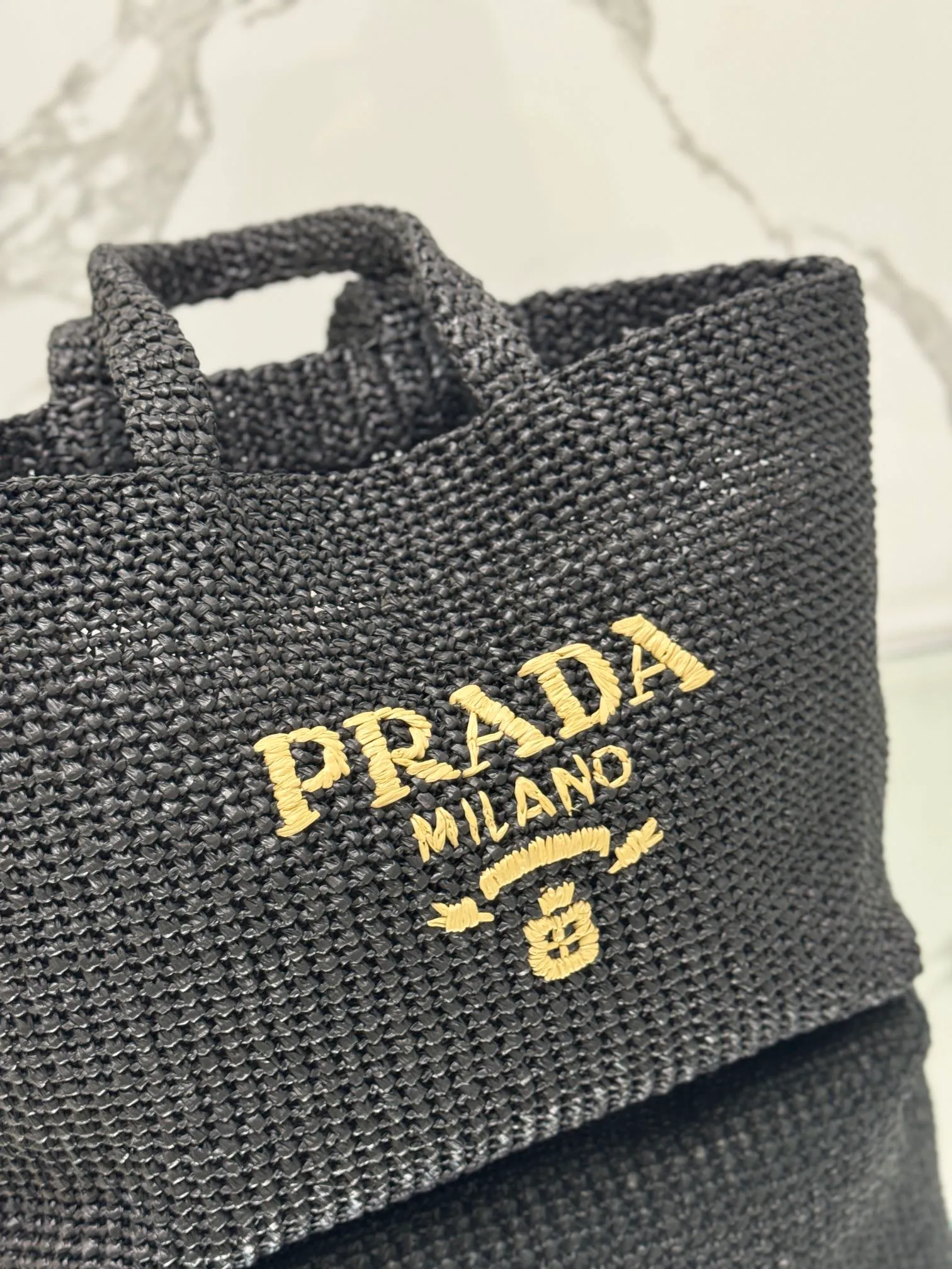 💰1900🌟Woven Tote Bag (Large Size) This tote bag is made of lightweight natural raffia fiber that is full of summer style. The soft deconstructed design gives the bag a unique modern charm. The iconic Prada lettering logo embroidery on the front subtly embellishes the silhouette. The striped pattern adds a contrasting element. So summery! Very versatile for everyday use. Size: length 40cm×height 34×width 15cm Style number: 1BG392