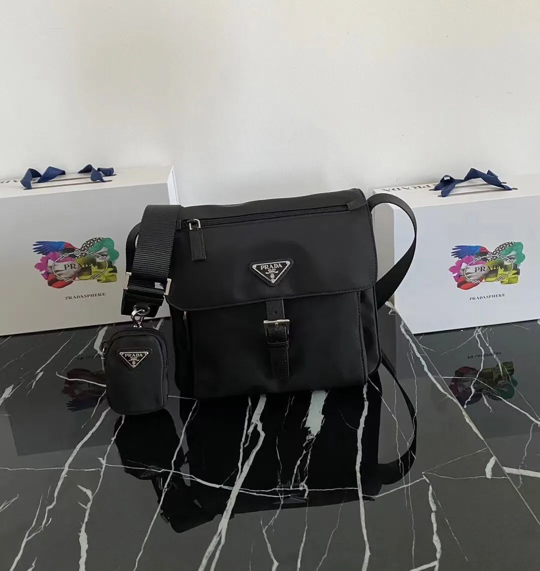 p560¥🎉Upgrade board🎉1BD994B with small bag🎉🎉This one is made of imported nylon material and Saffiano leather piping, adjustable fabric shoulder straps, stainless steel accessories, the upgraded version is designed with a detachable small bag on the shoulder strap, Triangular enamel logo plate, zipper and buckle closure, two outer pockets, one of which is a flap zipper bag, two inner pockets, 165 OEM code, lightweight and practical👏🏻👏🏻Unisex style🙊🙊Length 25H 22 bottom 10cm🤙🤙🤙💰💰💰
