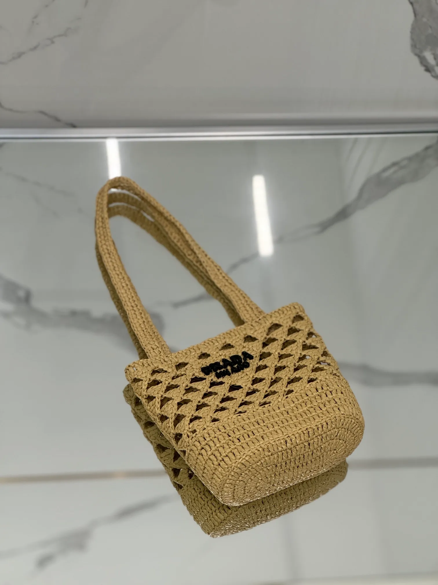 💰1300⭐2024 new raffia tote bag, an excellent choice for travel and vacation🏖️, handmade with raffia, the light and natural material reflects the summer mood. The triangle logo is embroidered and engraved on the front. It is equipped with a long and exquisite shoulder handle. The small bag has a good capacity and is very light! Wear-resistant, waterproof, durable and good-looking, it can be carried on the shoulder or shoulder. Style number: 1BG494 Size: 16.5×18×10cm