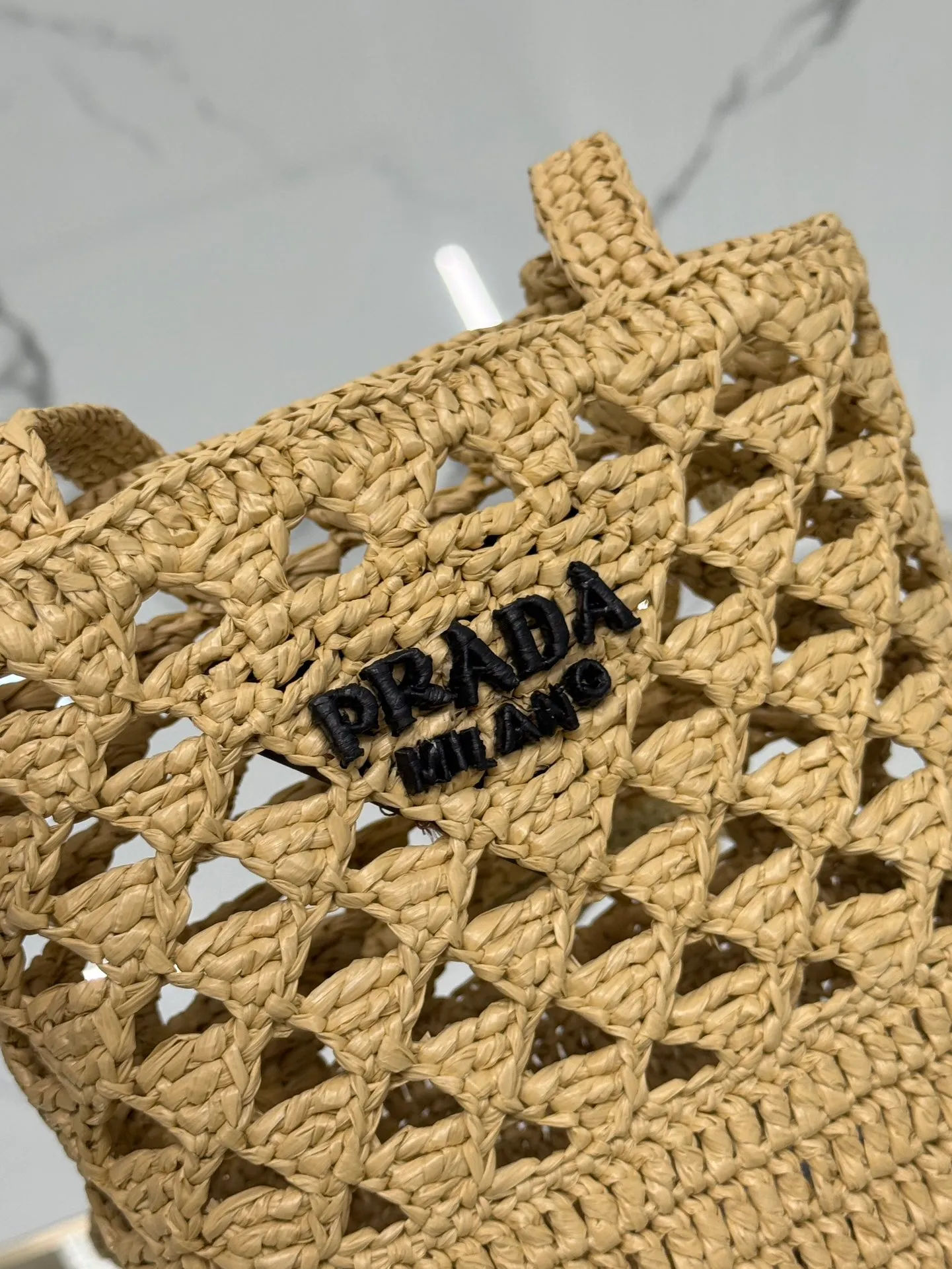 💰1300⭐2024 new raffia tote bag, an excellent choice for travel and vacation🏖️, handmade with raffia, the light and natural material reflects the summer mood. The triangle logo is embroidered and engraved on the front. It is equipped with a long and exquisite shoulder handle. The small bag has a good capacity and is very light! Wear-resistant, waterproof, durable and good-looking, it can be carried on the shoulder or shoulder. Style number: 1BG494 Size: 16.5×18×10cm