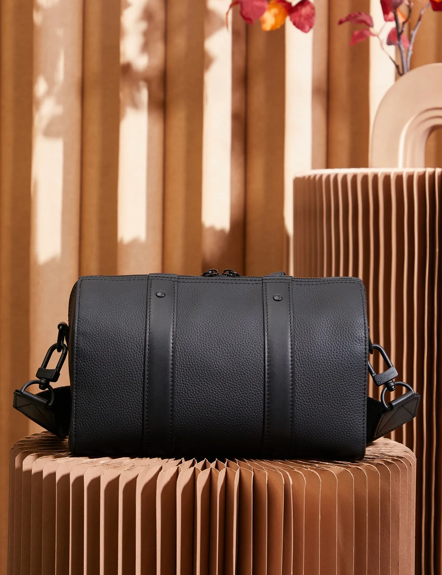 P¥840👉nfc163C01 dynamic chip version👈[Top-level inspection-free all-steel hardware] This City Keepall handbag blooms in the Louis Vuitton neoclassical style in autumn. Aerogram fine-grained cow leather is as soft as traditional aviation letterhead. Metal LV letters subtly express the brand's logo. A detachable shoulder strap makes it easy to carry. It combines practical functionality with contemporary elegance. Aerogram grained cow leather, cow leather trim, fabric lining, metal hardware, metal lettering, double zipper closure, large main compartment! ! Model: M59255; Size: 27x17x13CM