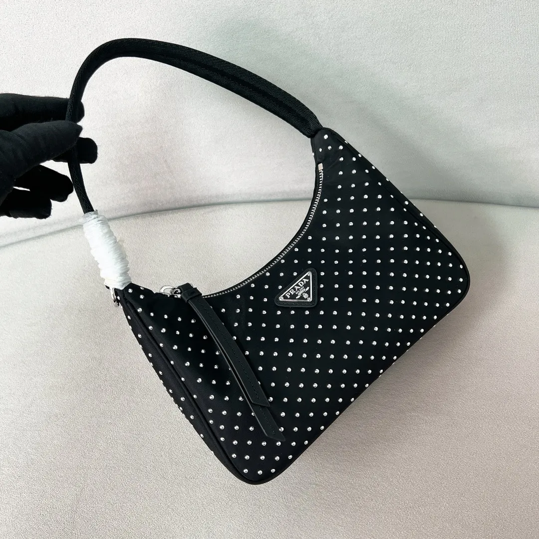 💰940🌟The most popular Hobo underarm bag rivet-embellished handbag 1BC515 Hobo underarm bag has become a mainstream fashion trend! Super versatile and good-looking, fashionable people must buy it! It is not only practical, lightweight but also beautiful. The spacious internal compartment is simply awesome👏 The new series of original rivet decoration highlights the timeless style. The new favorite of fashionistas. The perfect details are comparable to the brick cabinet. Super 5🌟 Size: 22*17*6