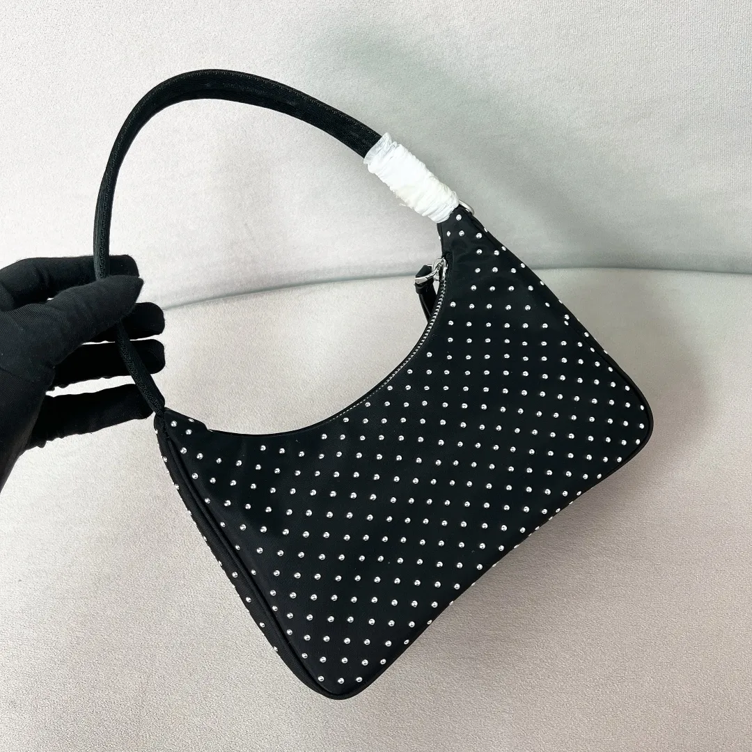💰940🌟The most popular Hobo underarm bag rivet-embellished handbag 1BC515 Hobo underarm bag has become a mainstream fashion trend! Super versatile and good-looking, fashionable people must buy it! It is not only practical, lightweight but also beautiful. The spacious internal compartment is simply awesome👏 The new series of original rivet decoration highlights the timeless style. The new favorite of fashionistas. The perfect details are comparable to the brick cabinet. Super 5🌟 Size: 22*17*6