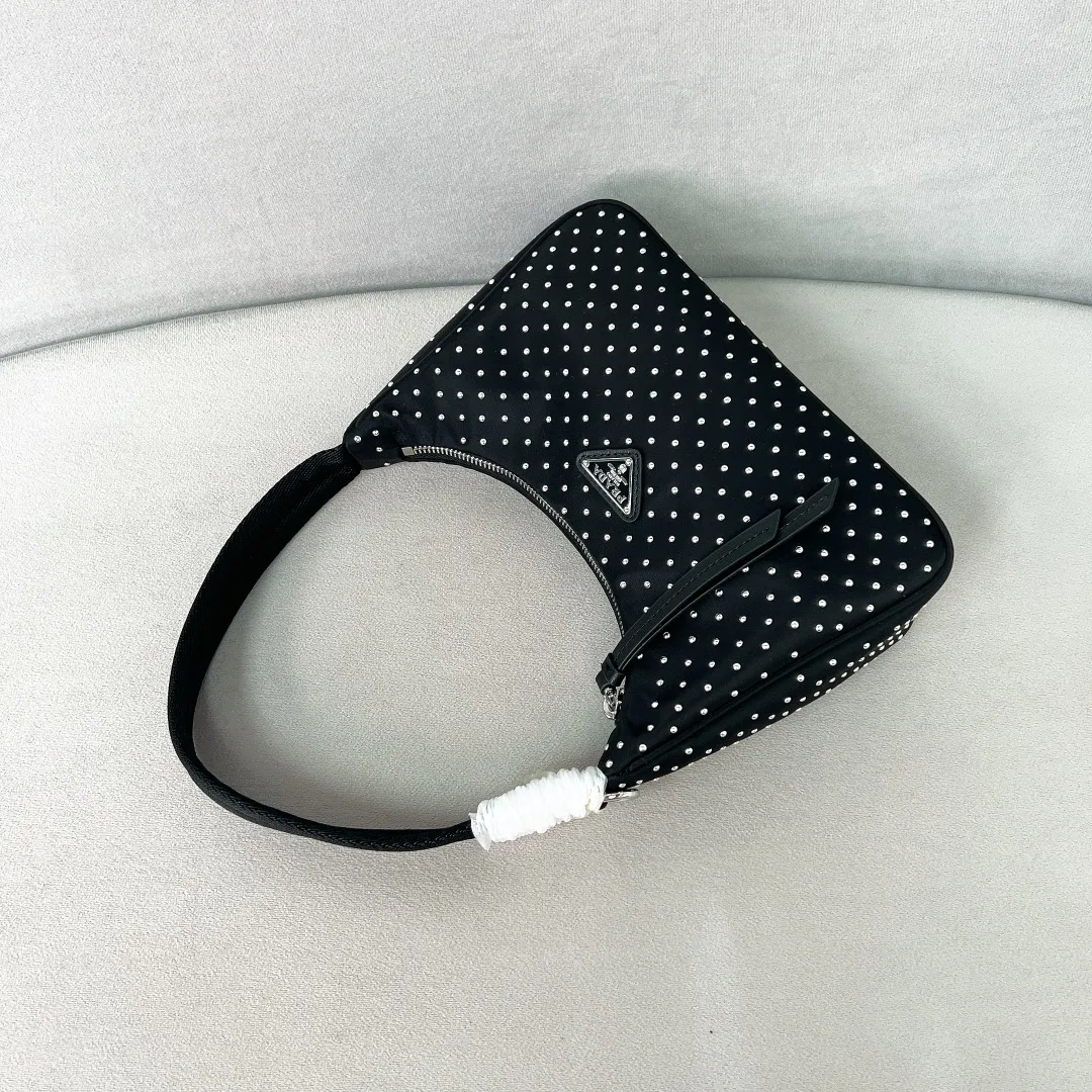 💰940🌟The most popular Hobo underarm bag rivet-embellished handbag 1BC515 Hobo underarm bag has become a mainstream fashion trend! Super versatile and good-looking, fashionable people must buy it! It is not only practical, lightweight but also beautiful. The spacious internal compartment is simply awesome👏 The new series of original rivet decoration highlights the timeless style. The new favorite of fashionistas. The perfect details are comparable to the brick cabinet. Super 5🌟 Size: 22*17*6