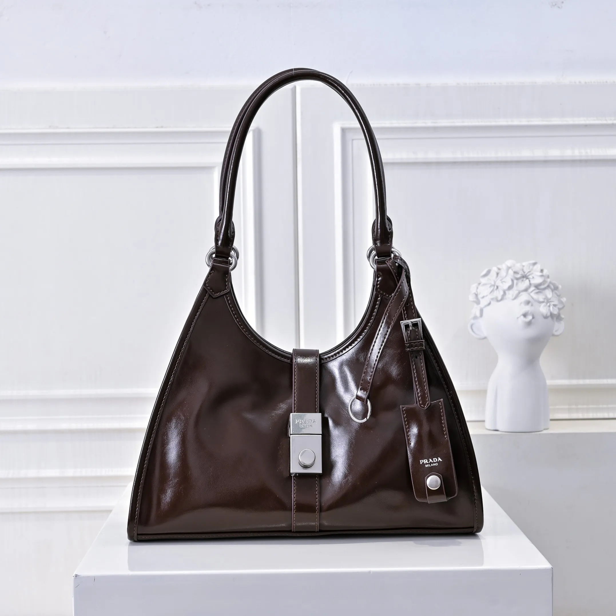 💰500￥110 Early Spring🎉PRADA Counter New Style🎉(Full Leather Series) [Original Quality + Matched Counter Hardware] First-layer oiled waxed cowhide This shoulder bag adopts a modern and versatile design and is made of full-layer cowhide, decorated with exquisite leather details. Spacious capacity, with zipper and padlock closure · Fully hand-stitched handle · Detachable keychain · Metal hardware accessories · Zipper and padlock closure Size: 32×25×12CM Style No.: 7041 Material: Oil-waxed cowhide