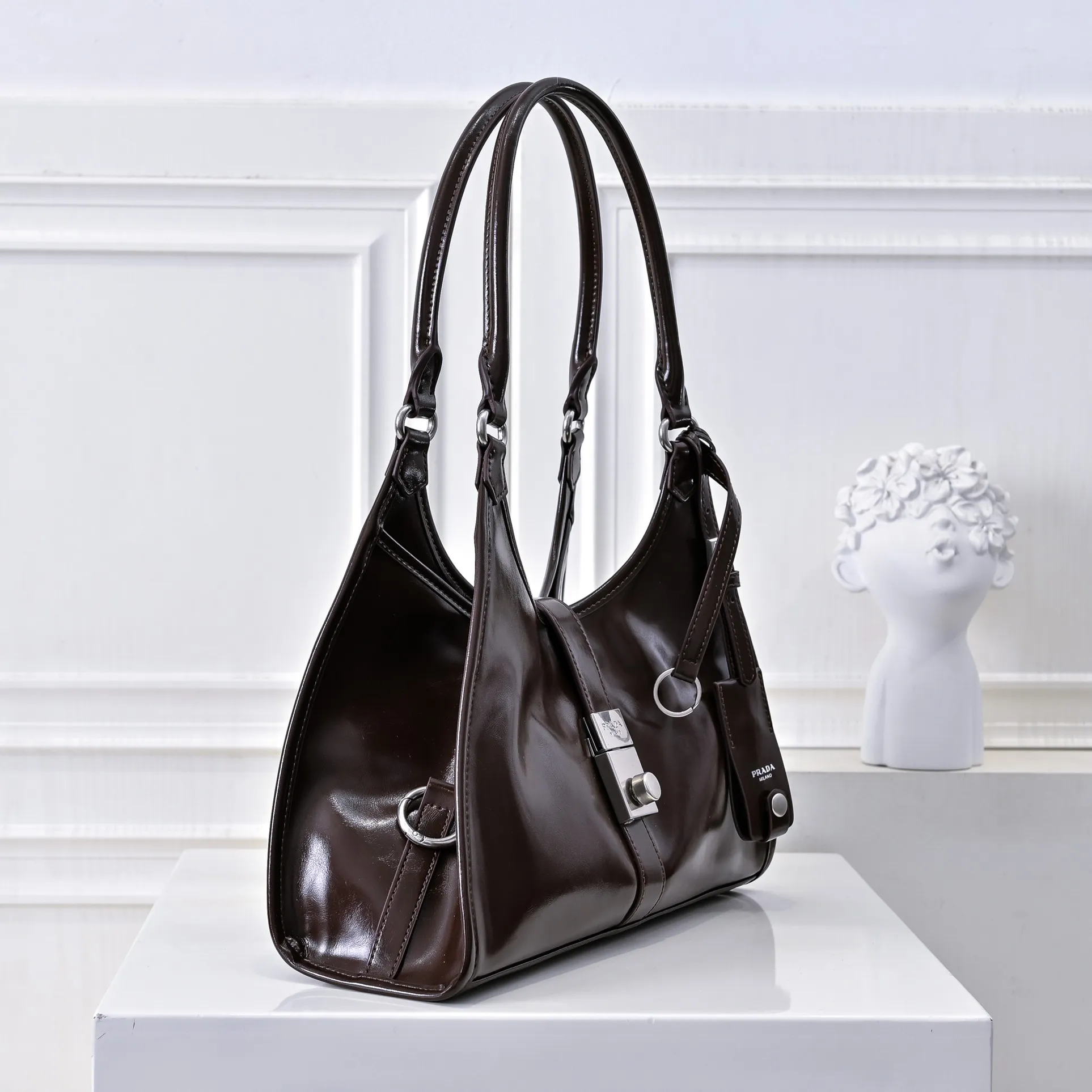 💰500￥110 Early Spring🎉PRADA Counter New Style🎉(Full Leather Series) [Original Quality + Matched Counter Hardware] First-layer oiled waxed cowhide This shoulder bag adopts a modern and versatile design and is made of full-layer cowhide, decorated with exquisite leather details. Spacious capacity, with zipper and padlock closure · Fully hand-stitched handle · Detachable keychain · Metal hardware accessories · Zipper and padlock closure Size: 32×25×12CM Style No.: 7041 Material: Oil-waxed cowhide