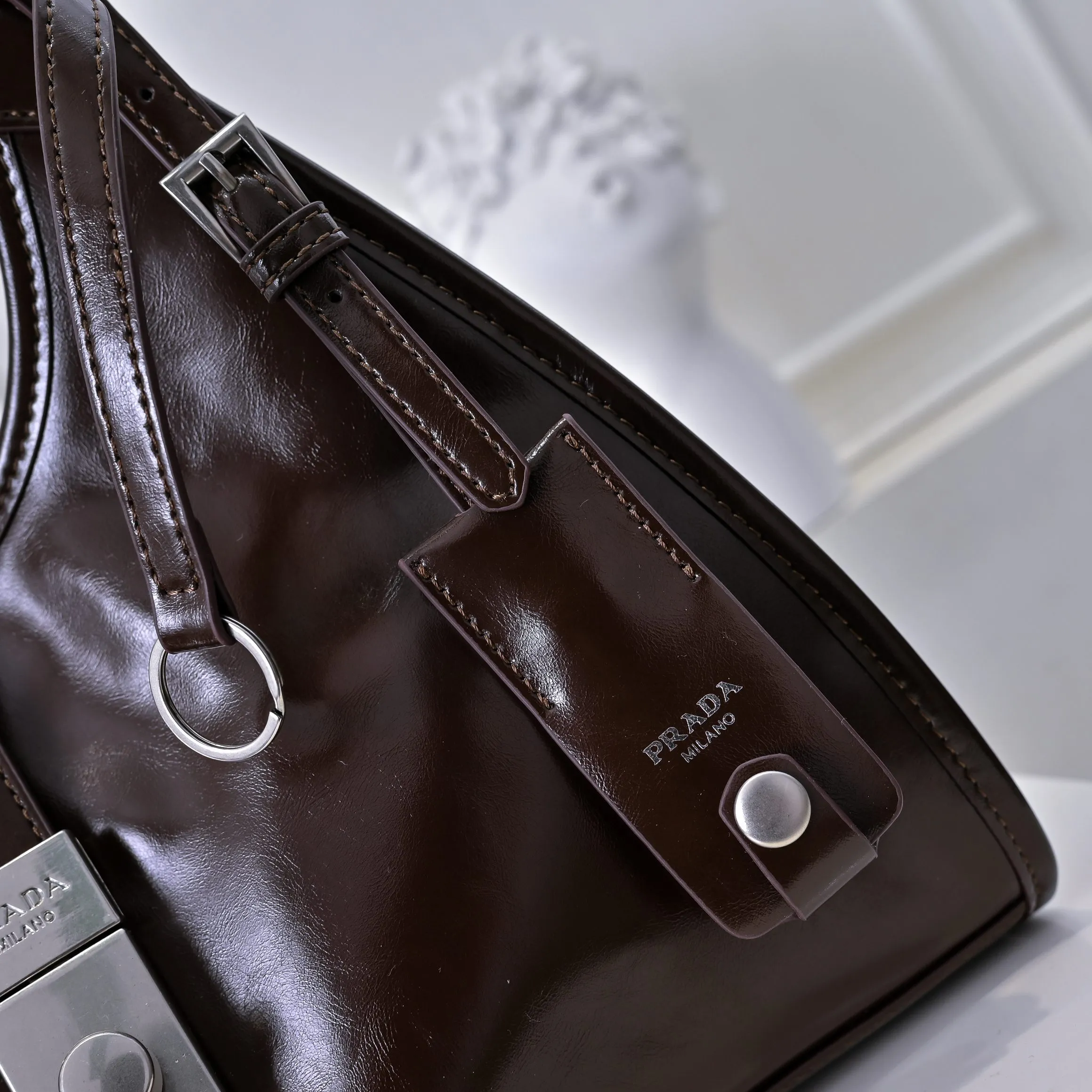 💰500￥110 Early Spring🎉PRADA Counter New Style🎉(Full Leather Series) [Original Quality + Matched Counter Hardware] First-layer oiled waxed cowhide This shoulder bag adopts a modern and versatile design and is made of full-layer cowhide, decorated with exquisite leather details. Spacious capacity, with zipper and padlock closure · Fully hand-stitched handle · Detachable keychain · Metal hardware accessories · Zipper and padlock closure Size: 32×25×12CM Style No.: 7041 Material: Oil-waxed cowhide