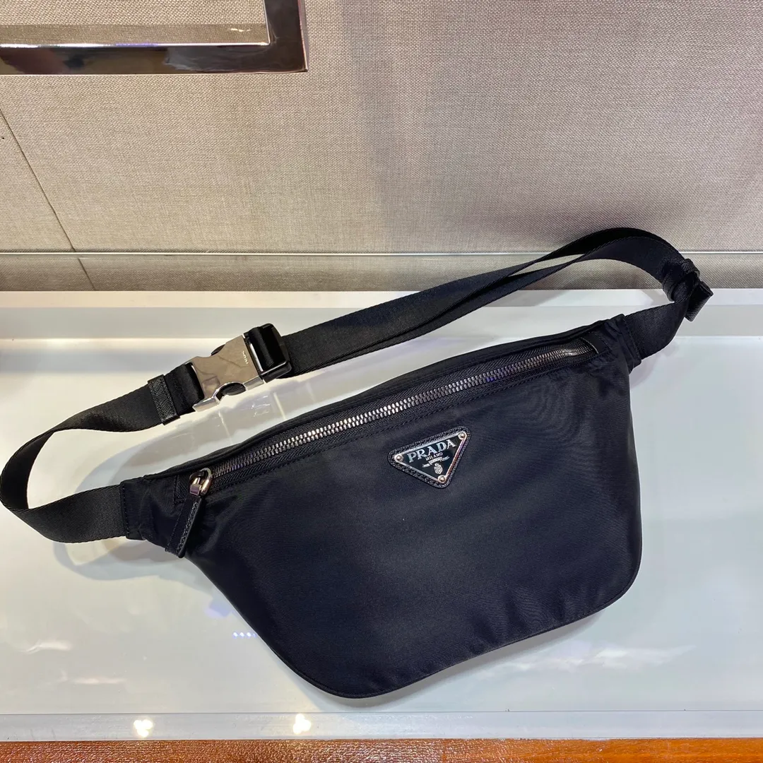 💰760🎉Waist bag/chest bag🎉2VL033🎉The design of this waist bag is not only practical but also enhances the overall design sense, making it easy to increase the body proportions. The bag can be placed on the waist, and can be used as a chest bag or crossbody👍👍It can be matched with different clothes in daily life, and the upper body shape is very good😘Simple/light/fashionable😘😘 Length 33x Height 24x Bottom 13cm