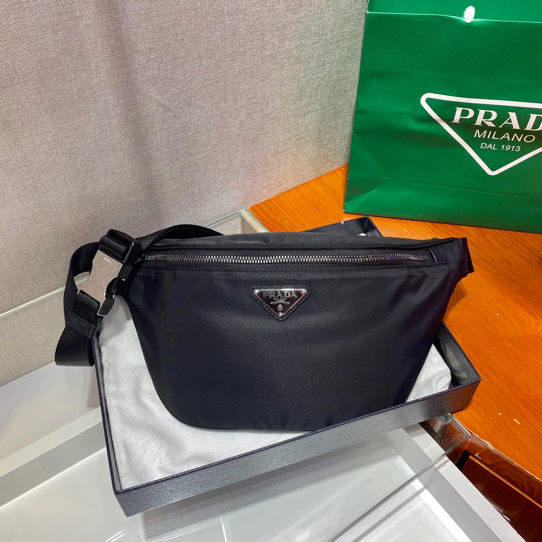 💰760🎉Waist bag/chest bag🎉2VL033🎉The design of this waist bag is not only practical but also enhances the overall design sense, making it easy to increase the body proportions. The bag can be placed on the waist, and can be used as a chest bag or crossbody👍👍It can be matched with different clothes in daily life, and the upper body shape is very good😘Simple/light/fashionable😘😘 Length 33x Height 24x Bottom 13cm