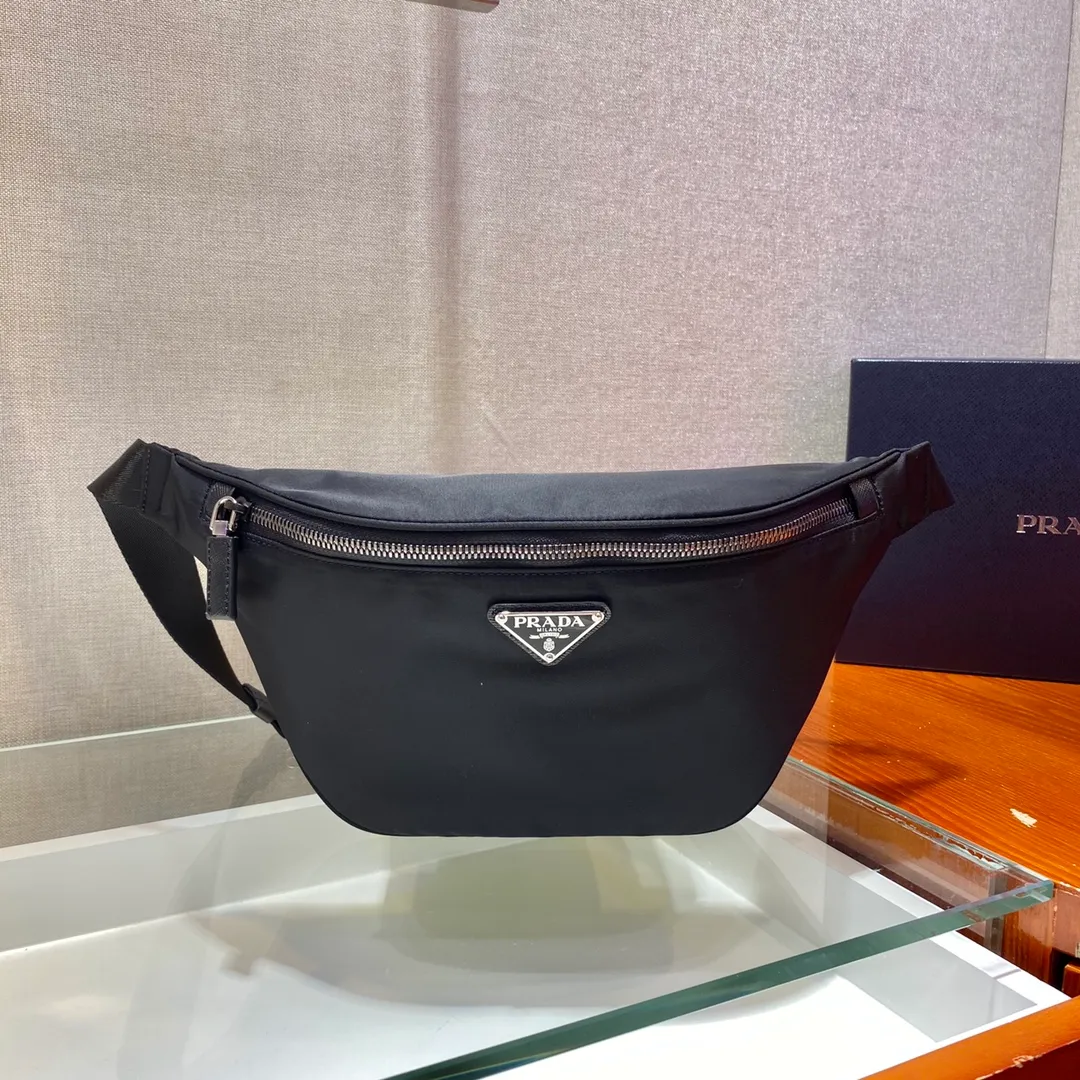 💰760🎉Waist bag/chest bag🎉2VL033🎉The design of this waist bag is not only practical but also enhances the overall design sense, making it easy to increase the body proportions. The bag can be placed on the waist, and can be used as a chest bag or crossbody👍👍It can be matched with different clothes in daily life, and the upper body shape is very good😘Simple/light/fashionable😘😘 Length 33x Height 24x Bottom 13cm