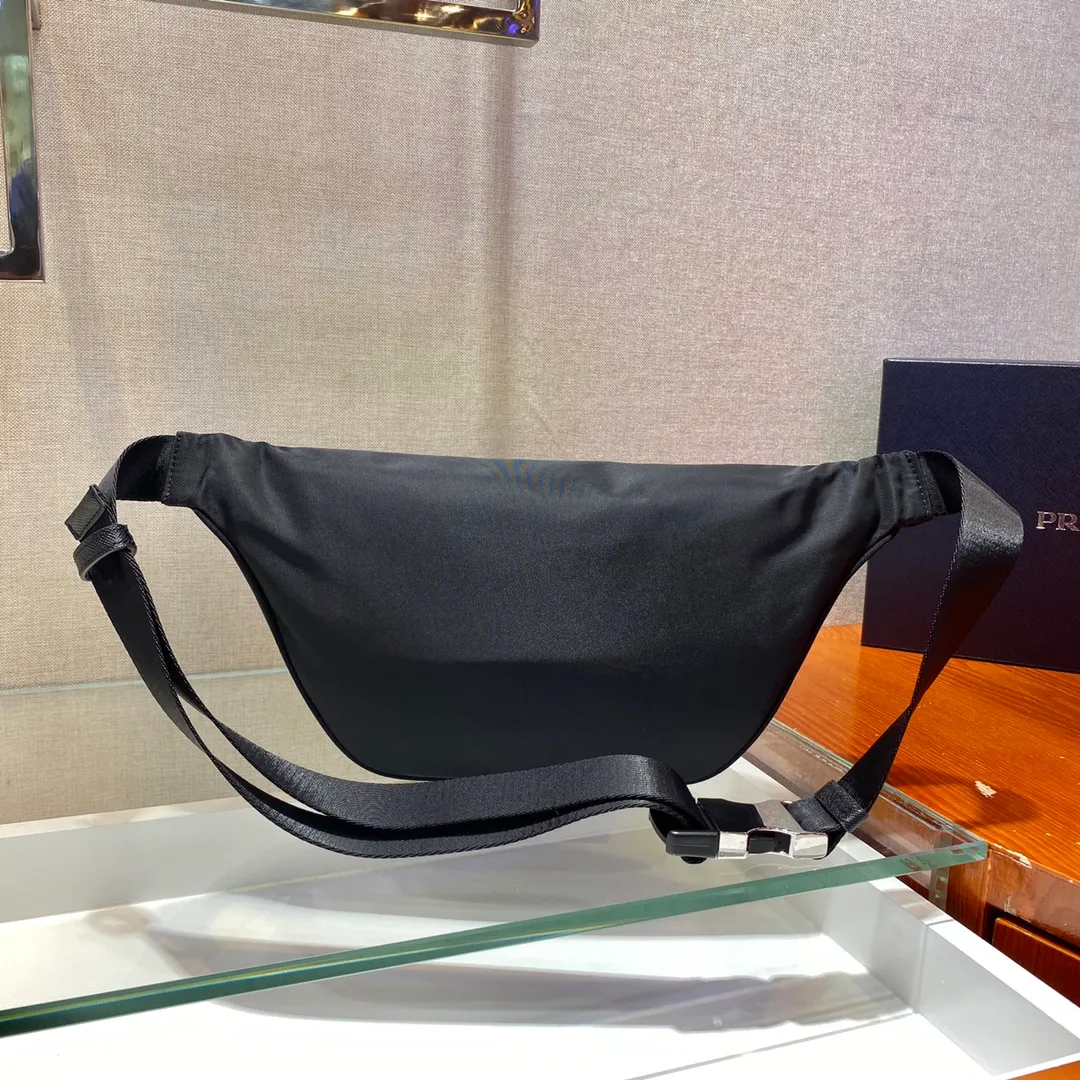💰760🎉Waist bag/chest bag🎉2VL033🎉The design of this waist bag is not only practical but also enhances the overall design sense, making it easy to increase the body proportions. The bag can be placed on the waist, and can be used as a chest bag or crossbody👍👍It can be matched with different clothes in daily life, and the upper body shape is very good😘Simple/light/fashionable😘😘 Length 33x Height 24x Bottom 13cm