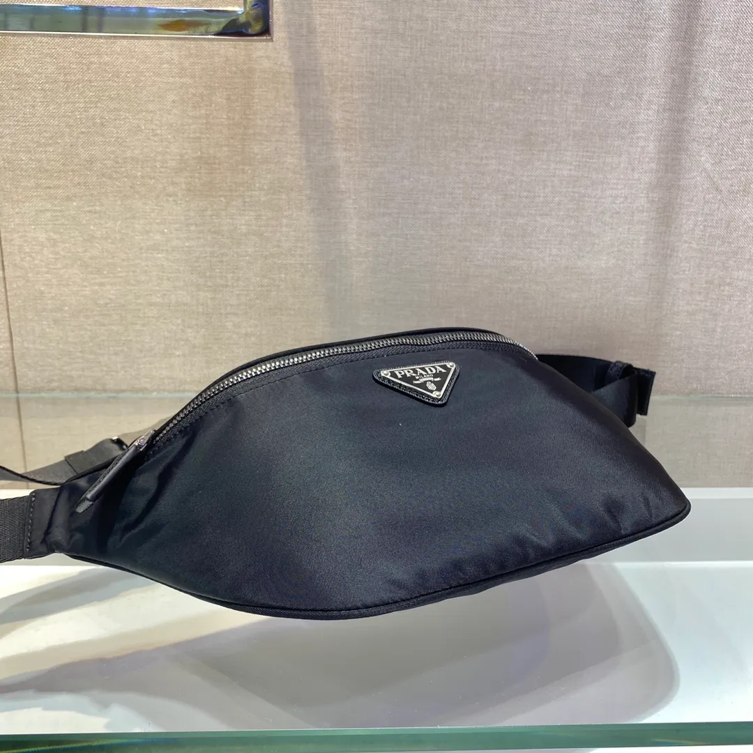 💰760🎉Waist bag/chest bag🎉2VL033🎉The design of this waist bag is not only practical but also enhances the overall design sense, making it easy to increase the body proportions. The bag can be placed on the waist, and can be used as a chest bag or crossbody👍👍It can be matched with different clothes in daily life, and the upper body shape is very good😘Simple/light/fashionable😘😘 Length 33x Height 24x Bottom 13cm