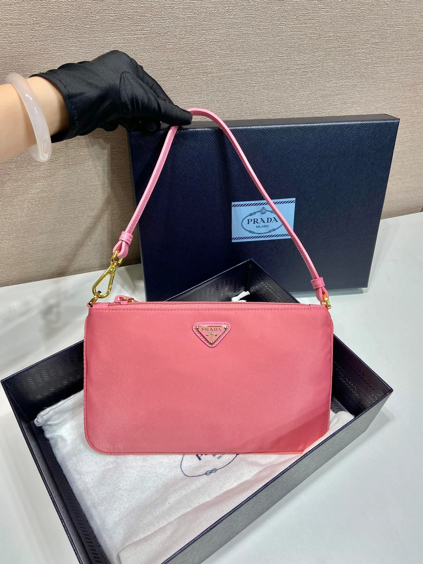 💰560🎉New armpit bag🎉1NI545/K gold new product🎉🎉 This armpit bag is made of imported nylon fabric, with imported cross pattern on the handle and metal triangle logo. It has a large space, is lightweight and practical, and the upper body effect is very beautiful and fashionable. It is also a popular style that will never go out of style. Baby, hurry up and get it! Length 24x Height 14cm🎉🎉🎉💰💰💰