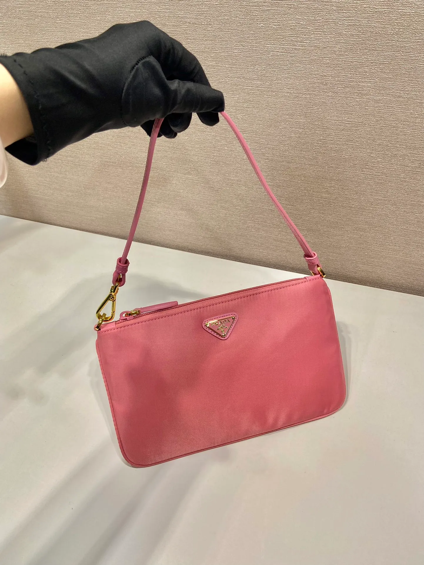 💰560🎉New armpit bag🎉1NI545/K gold new product🎉🎉 This armpit bag is made of imported nylon fabric, with imported cross pattern on the handle and metal triangle logo. It has a large space, is lightweight and practical, and the upper body effect is very beautiful and fashionable. It is also a popular style that will never go out of style. Baby, hurry up and get it! Length 24x Height 14cm🎉🎉🎉💰💰💰