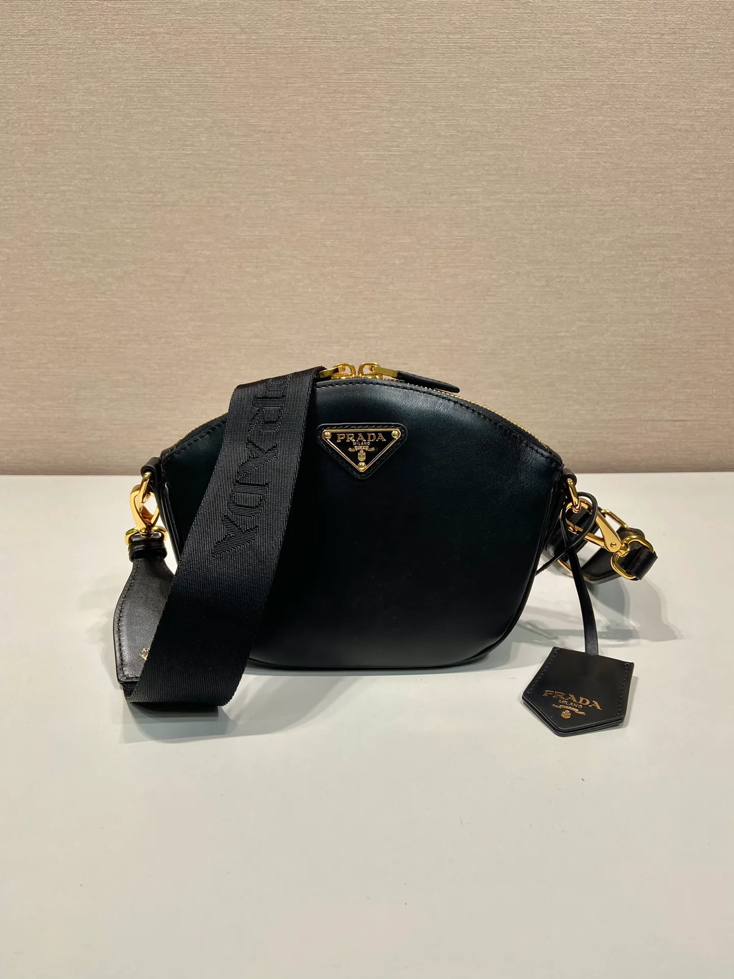 💰1300🎉New shoulder bag🎉1BH212🎉🎉 This leather mini handbag shows contemporary charm. It is made of imported calfskin, practical yet elegant, and full of casual personality. It is equipped with a detachable and adjustable long shoulder strap and a detachable leather key ring. It has a large capacity and a practical and casual upper body effect🎉🎉Babies, hurry up and get it🎉🎉 Length 18x height 15x base 8cm🎉🎉🎉👏👏👏