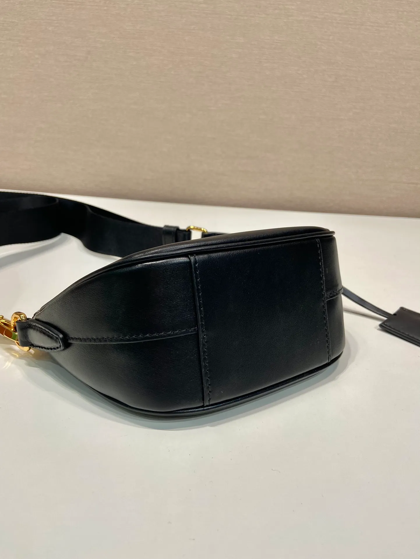 💰1300🎉New shoulder bag🎉1BH212🎉🎉 This leather mini handbag shows contemporary charm. It is made of imported calfskin, practical yet elegant, and full of casual personality. It is equipped with a detachable and adjustable long shoulder strap and a detachable leather key ring. It has a large capacity and a practical and casual upper body effect🎉🎉Babies, hurry up and get it🎉🎉 Length 18x height 15x base 8cm🎉🎉🎉👏👏👏