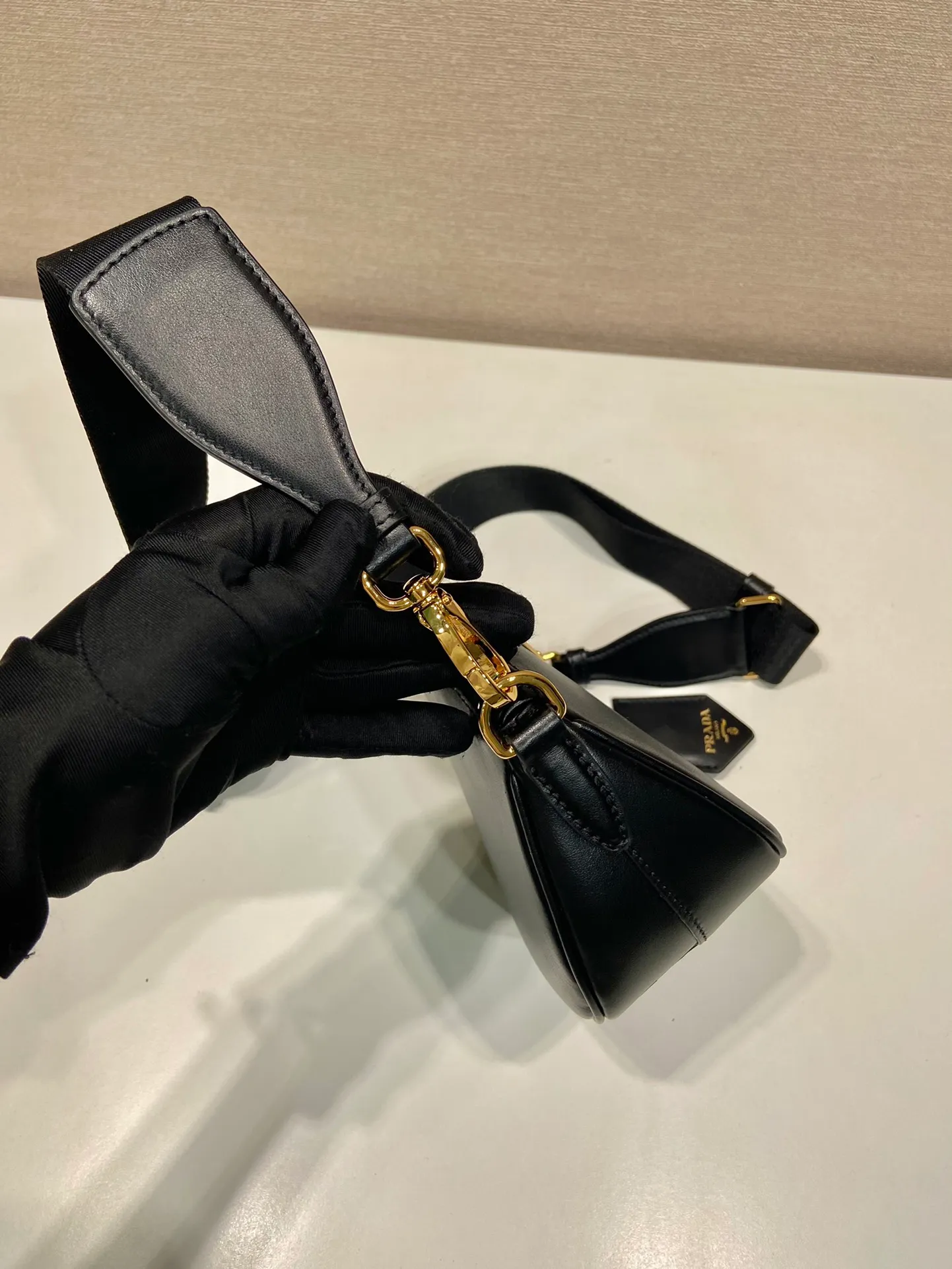 💰1300🎉New shoulder bag🎉1BH212🎉🎉 This leather mini handbag shows contemporary charm. It is made of imported calfskin, practical yet elegant, and full of casual personality. It is equipped with a detachable and adjustable long shoulder strap and a detachable leather key ring. It has a large capacity and a practical and casual upper body effect🎉🎉Babies, hurry up and get it🎉🎉 Length 18x height 15x base 8cm🎉🎉🎉👏👏👏