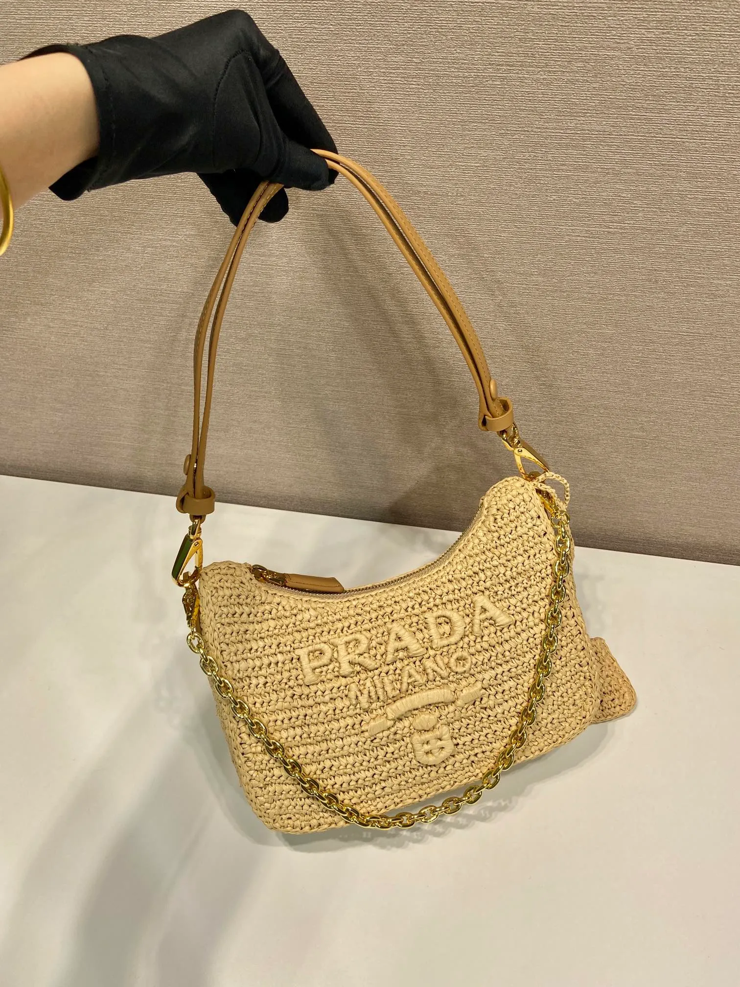 💰1440🎉Straw Hobo🎉1BC204B🎉🎉 This Hobo pure hand-woven design is great🎉Three-dimensional hand-woven font, can be carried by hand/armpit bag/shoulder strap adjustable/cross-body, the strips are detachable, so perfect👏The complex handwork looks very grand/fashionable, the capacity is large, the upper body effect is great, the return rate is 100%😀A must-have for summer🎉Hurry up and get it🎉🎉Length 23, height 17x bottom 6.5cm