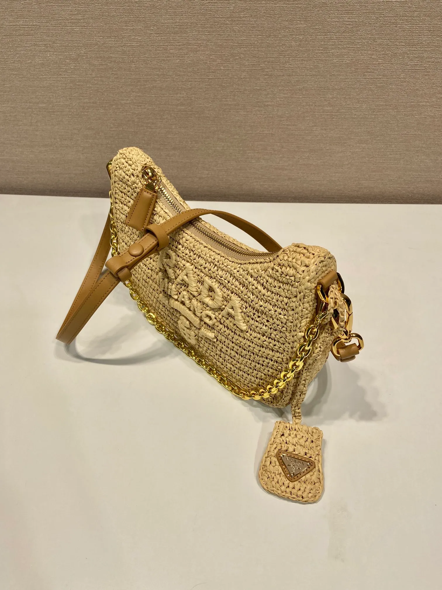 💰1440🎉Straw Hobo🎉1BC204B🎉🎉 This Hobo pure hand-woven design is great🎉Three-dimensional hand-woven font, can be carried by hand/armpit bag/shoulder strap adjustable/cross-body, the strips are detachable, so perfect👏The complex handwork looks very grand/fashionable, the capacity is large, the upper body effect is great, the return rate is 100%😀A must-have for summer🎉Hurry up and get it🎉🎉Length 23, height 17x bottom 6.5cm