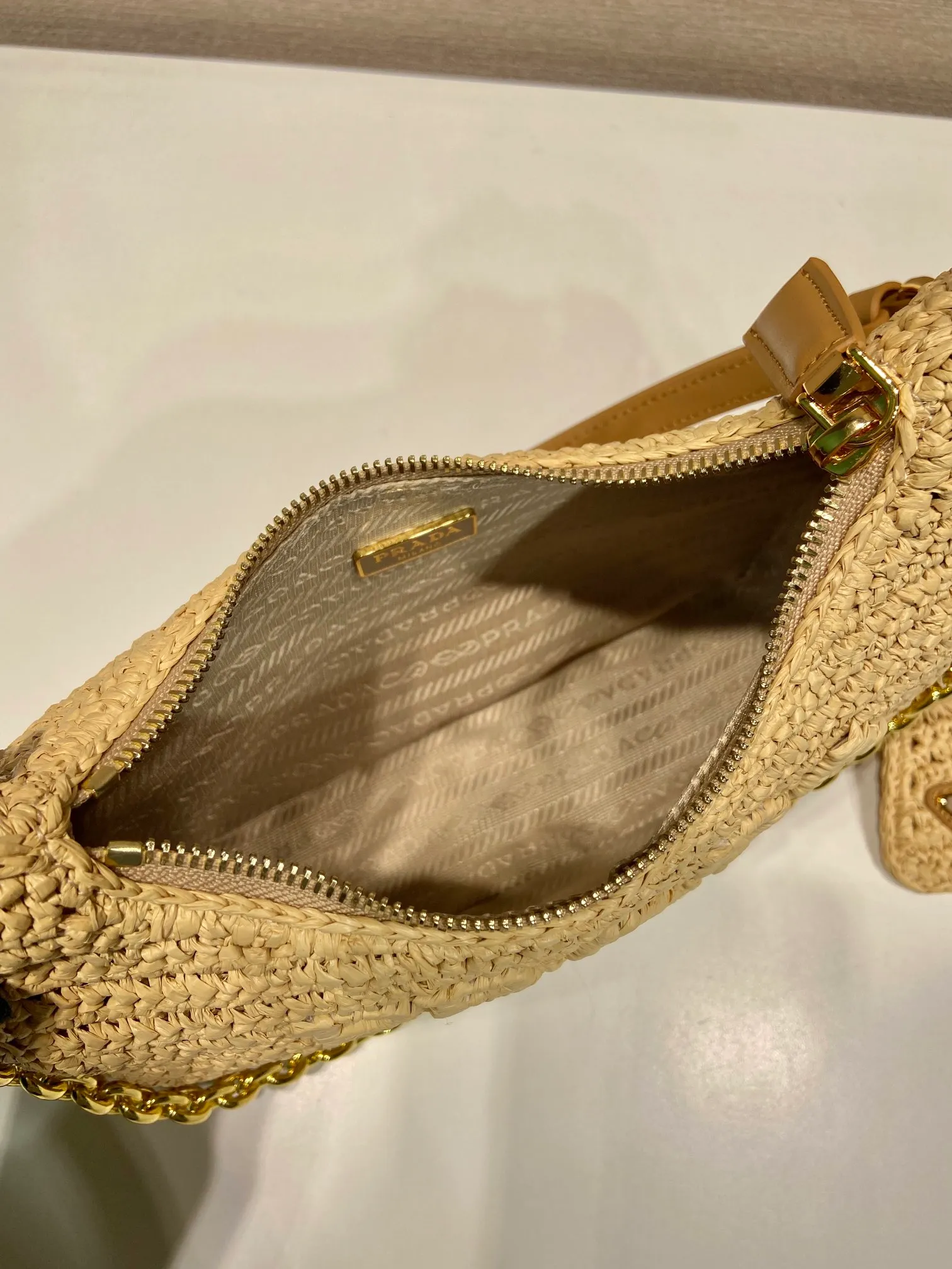 💰1440🎉Straw Hobo🎉1BC204B🎉🎉 This Hobo pure hand-woven design is great🎉Three-dimensional hand-woven font, can be carried by hand/armpit bag/shoulder strap adjustable/cross-body, the strips are detachable, so perfect👏The complex handwork looks very grand/fashionable, the capacity is large, the upper body effect is great, the return rate is 100%😀A must-have for summer🎉Hurry up and get it🎉🎉Length 23, height 17x bottom 6.5cm