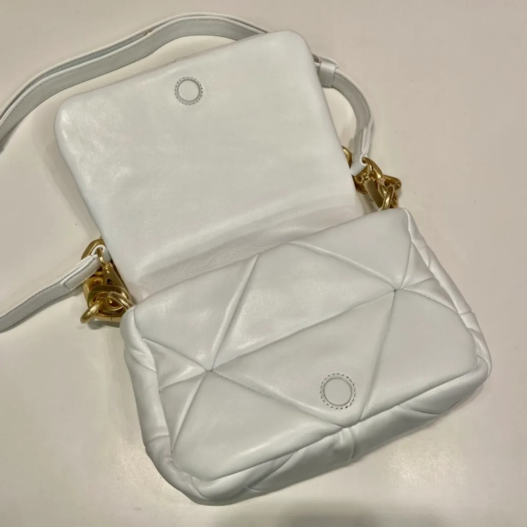 💰1700🎉New style🎉1BD292A🎉🎉 This System soft lambskin shoulder bag is decorated with a triangular pattern created with gorgeous stitching, highlighting the brand's craftsmanship. The flip cover design, chain handle evokes the association of jewelry/and is detachable. The metal lettering logo on the front is outlined with the iconic triangular stitching, and the brand style is immediately visible. Can be carried by hand/shoulder strap/cross-body, highly functional👍 If you like babies, hurry up and get it🎉🎉 Length 21x Height 15x Bottom 6.5cm🎉🎉🎉👏👏👏