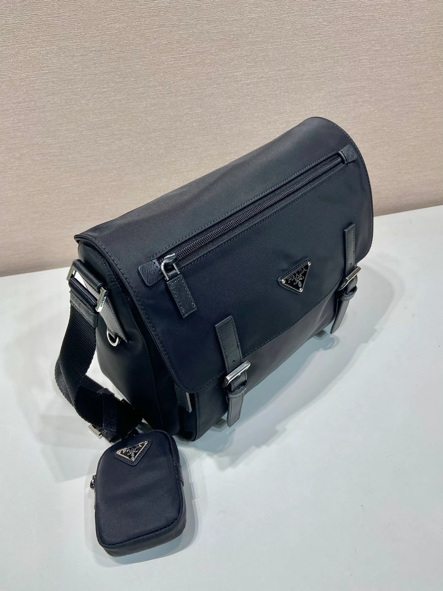 💰1160🎉Upgraded messenger bag🎉🎉1BD953B environmental protection label🎉 This shoulder bag is made of Re-Nylon regenerated nylon and equipped with spacious compartments and pockets. Comes with a removable pouch for added style. The back of the small bag is an environmentally friendly logo🎉Flip cover and buckle opening and closing, large capacity, fashionable and practical, and a popular style that will never go out of style🎉Hurry and get it Height: 20.5cm Width: 27cm Length: 12cm