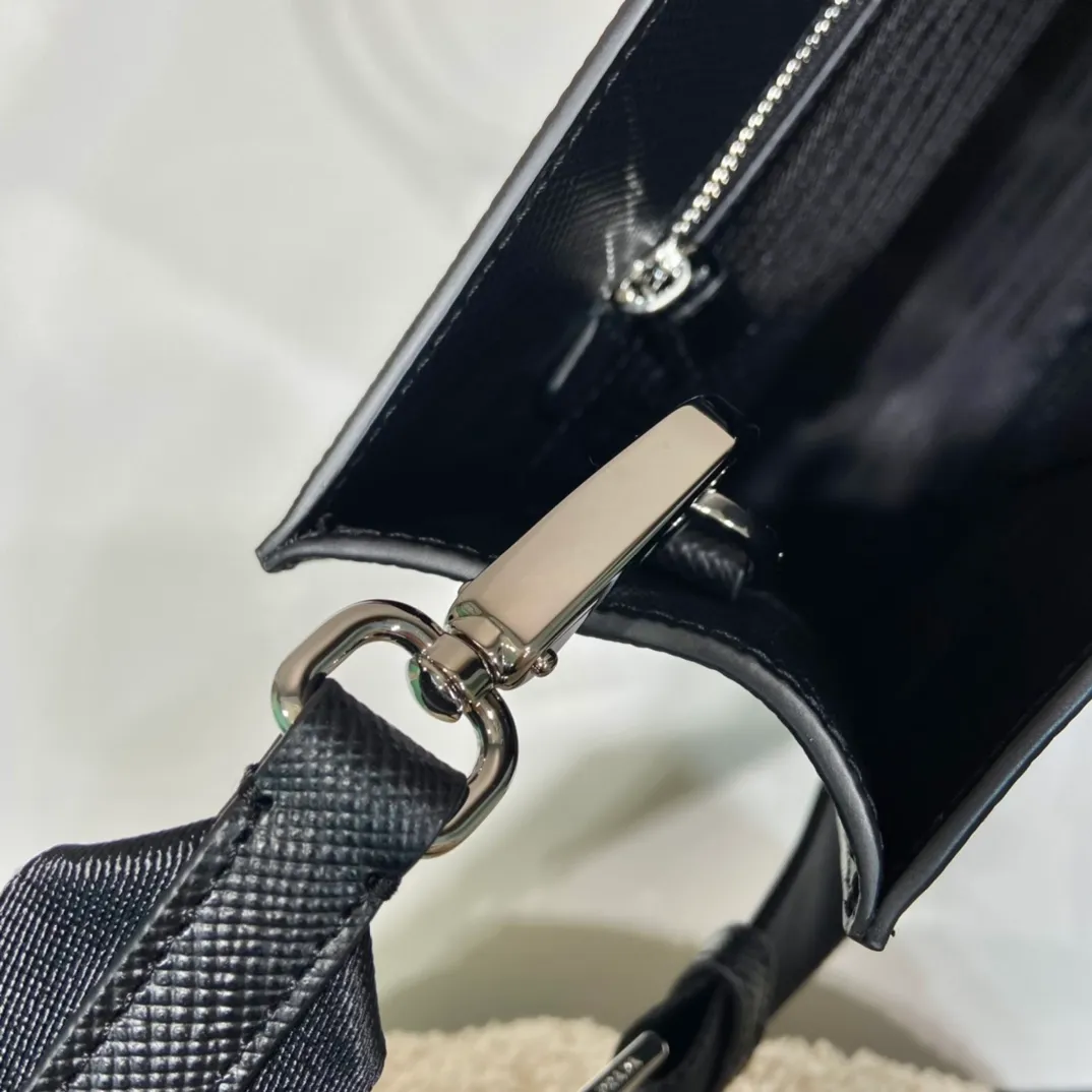 💰2100🎉New Briefcase🎉🎉2VG101🎉 This elegant and exquisite briefcase is equipped with a detachable nylon shoulder strap, creating a functional opening design. The bag body is made of branded Saffiano leather, which is simple and elegant, and the upper body effect is very cool. Another popular style that will never go out of style🎉🎉 Length 40x Height 30x Bottom 9cm🎉🎉🎉👏👏👏