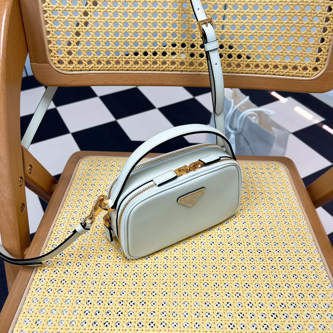💰1500✨New product launch✨2023 new Odette series shoulder bag 1BH203 is made of exquisite calf leather and decorated with the iconic triangle logo. It adopts a multi-functional structured design. It comes with a handbag that can be carried by hand. The shoulder strap is adjustable and can be worn as a crossbody. The overall style of the bag is simple and elegant. Fashion and retro style are combined. The inner compartment capacity is also great. A new fashion trend-setter that combines retro fashion and practicality😘 Size 18.5*13*6 White