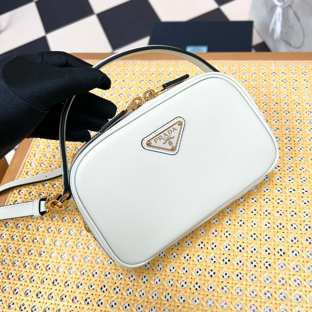 💰1500✨New product launch✨2023 new Odette series shoulder bag 1BH203 is made of exquisite calf leather and decorated with the iconic triangle logo. It adopts a multi-functional structured design. It comes with a handbag that can be carried by hand. The shoulder strap is adjustable and can be worn as a crossbody. The overall style of the bag is simple and elegant. Fashion and retro style are combined. The inner compartment capacity is also great. A new fashion trend-setter that combines retro fashion and practicality😘 Size 18.5*13*6 White