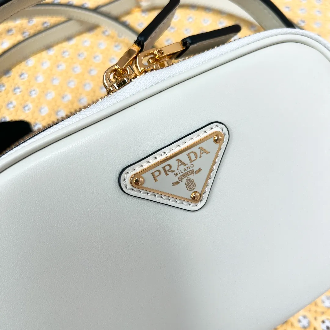 💰1500✨New product launch✨2023 new Odette series shoulder bag 1BH203 is made of exquisite calf leather and decorated with the iconic triangle logo. It adopts a multi-functional structured design. It comes with a handbag that can be carried by hand. The shoulder strap is adjustable and can be worn as a crossbody. The overall style of the bag is simple and elegant. Fashion and retro style are combined. The inner compartment capacity is also great. A new fashion trend-setter that combines retro fashion and practicality😘 Size 18.5*13*6 White
