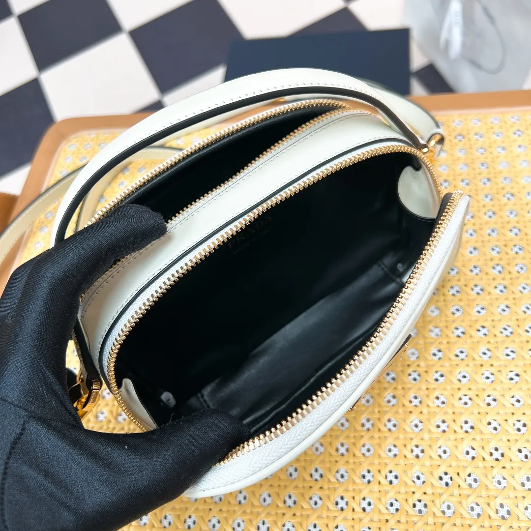 💰1500✨New product launch✨2023 new Odette series shoulder bag 1BH203 is made of exquisite calf leather and decorated with the iconic triangle logo. It adopts a multi-functional structured design. It comes with a handbag that can be carried by hand. The shoulder strap is adjustable and can be worn as a crossbody. The overall style of the bag is simple and elegant. Fashion and retro style are combined. The inner compartment capacity is also great. A new fashion trend-setter that combines retro fashion and practicality😘 Size 18.5*13*6 White