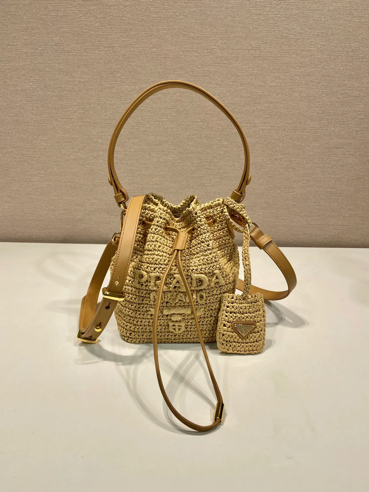 💰1300, Straw Bucket Bag🎉1BE068🎉🎉 This hand-woven bucket bag design is great🎉Three-dimensional hand-woven font, equipped with 2 long/short shoulder straps, interchangeable. The complex handwork looks very elegant/fashionable, the capacity is large, the upper body effect is very good, the return rate is 100%😀A must-have for summer🎉Hurry up and get it🎉🎉 Length 16x Height 19x Bottom 9cm
