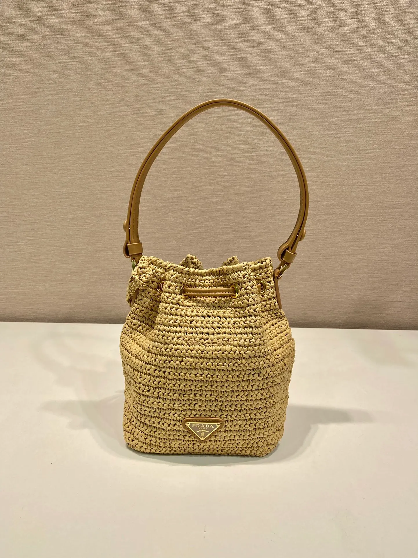 💰1300, Straw Bucket Bag🎉1BE068🎉🎉 This hand-woven bucket bag design is great🎉Three-dimensional hand-woven font, equipped with 2 long/short shoulder straps, interchangeable. The complex handwork looks very elegant/fashionable, the capacity is large, the upper body effect is very good, the return rate is 100%😀A must-have for summer🎉Hurry up and get it🎉🎉 Length 16x Height 19x Bottom 9cm