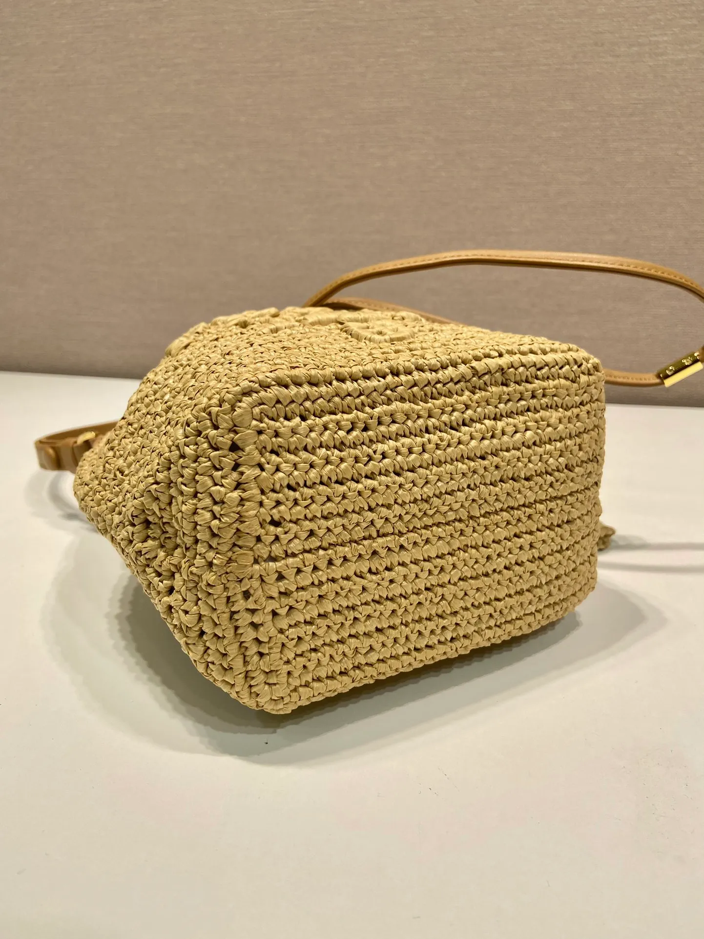💰1300, Straw Bucket Bag🎉1BE068🎉🎉 This hand-woven bucket bag design is great🎉Three-dimensional hand-woven font, equipped with 2 long/short shoulder straps, interchangeable. The complex handwork looks very elegant/fashionable, the capacity is large, the upper body effect is very good, the return rate is 100%😀A must-have for summer🎉Hurry up and get it🎉🎉 Length 16x Height 19x Bottom 9cm