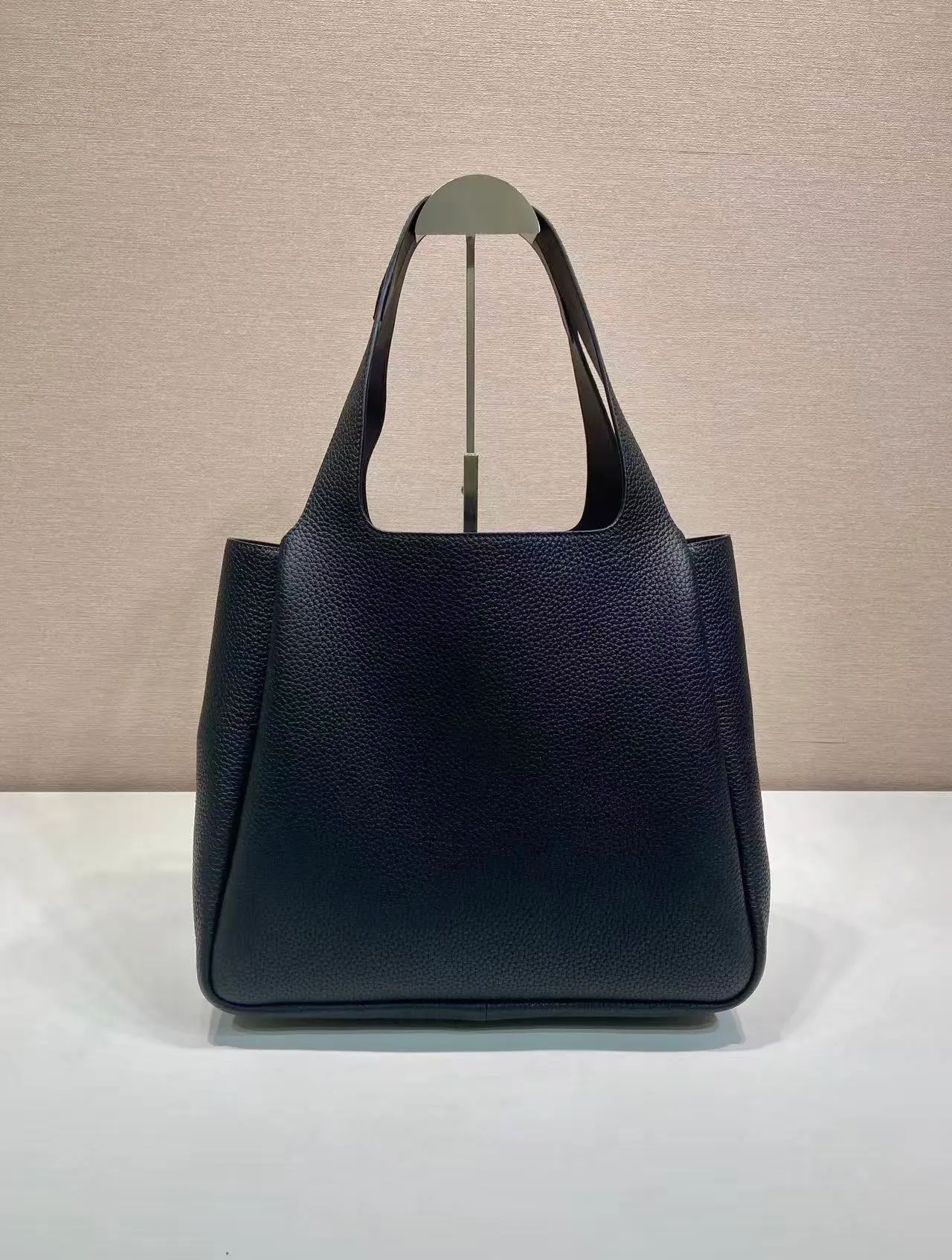 💰1900🎉Large vegetable basket🎉1BG338 large gold hardware🎉🎉 This large vegetable basket is made of soft and fine calfskin tote underarm bag, with imported sheepskin inside, and top-grade white hardware. The overall feel is very soft/lightweight😘😘There are many compartments, it can be carried by hand or used as a liquid bag, and it can be matched with different clothes. So beautiful😘😘Hurry up and get it🙊 Length 32x height 27x bottom 14cm👏👏👏💰💰💰