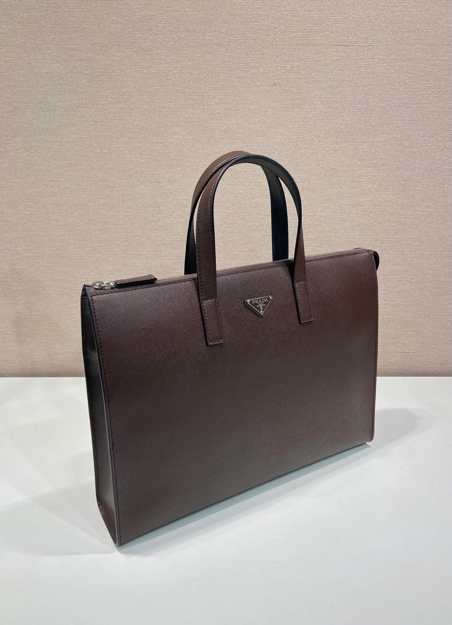 💰1960🎉New briefcase🎉2VG039🎉🎉Dark coffee color🎉🎉 This simple tote bag combines modernism and classicism. It is decorated with a triangular logo and imported cross patterns, which has a striking brand style. Simple and elegant, men, hurry up and get it, it is another popular style that will never go out of style🎉🎉 Length 40x Height 40x Bottom 9cm