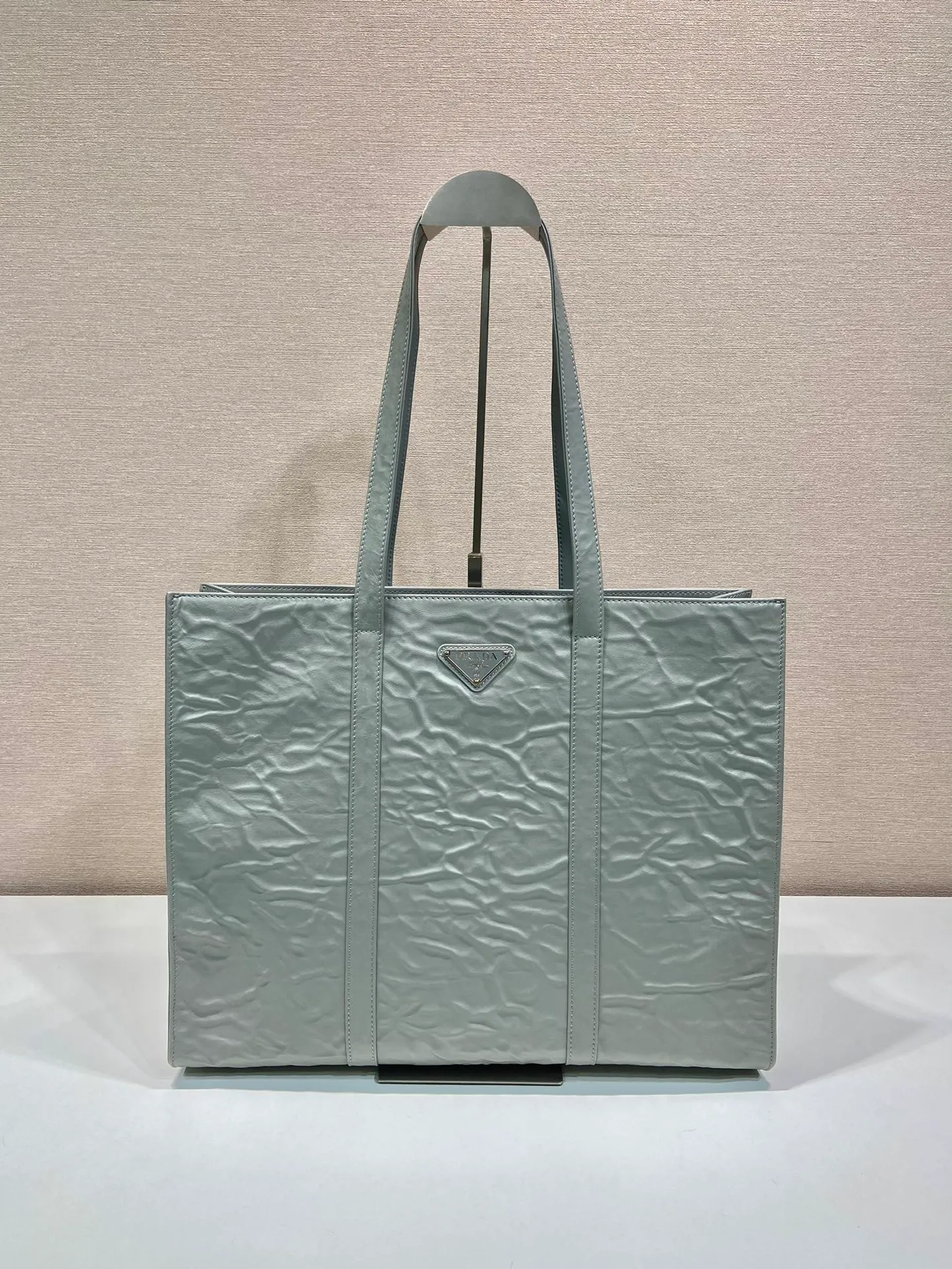 💰2000🎉New Tote Bag🎉1BG460🎉🎉 This casual style tote bag is made of natural textured glossy soft sheepskin. The hand-draped effect contrasts sharply with the concept of precise construction, reinterpreting unrestrained everyday objects. It has a very large capacity, is lightweight and practical, has a cool and handsome upper body effect, and is suitable for both men and women. If you like babies, hurry up and get it🎉🎉 Length 39x Height 31x Bottom 10cm