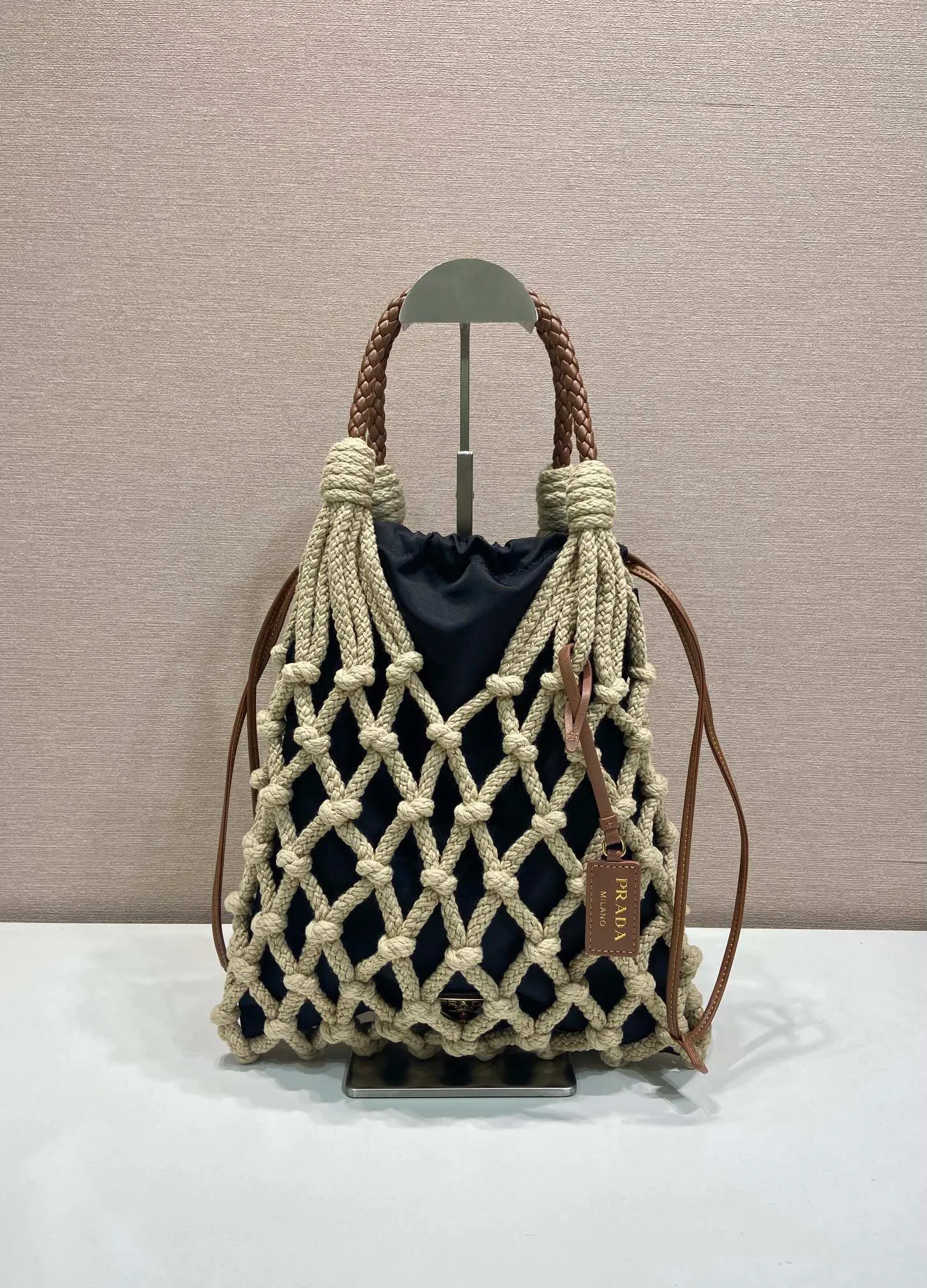 💰1060🎉New arrival🎉1BC111 weaving🎉🎉 The macramé design of this handmade cord bag is made of purely hand-woven and nylon fabrics, which embodies fresh elegance and a true sense of freedom. Braided leather handle, detachable leather pendant and metal hardware, detachable drawstring, 2-in-1 design, large capacity and very stylish. Hurry up and get it🎉🎉Inside nylon: length 29x height 35cm, outer woven bag: length 30x height 37cm