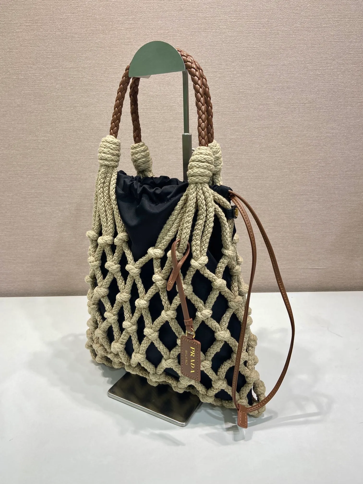 💰1060🎉New arrival🎉1BC111 weaving🎉🎉 The macramé design of this handmade cord bag is made of purely hand-woven and nylon fabrics, which embodies fresh elegance and a true sense of freedom. Braided leather handle, detachable leather pendant and metal hardware, detachable drawstring, 2-in-1 design, large capacity and very stylish. Hurry up and get it🎉🎉Inside nylon: length 29x height 35cm, outer woven bag: length 30x height 37cm